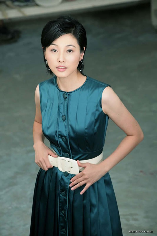 久违的美女张延白色装