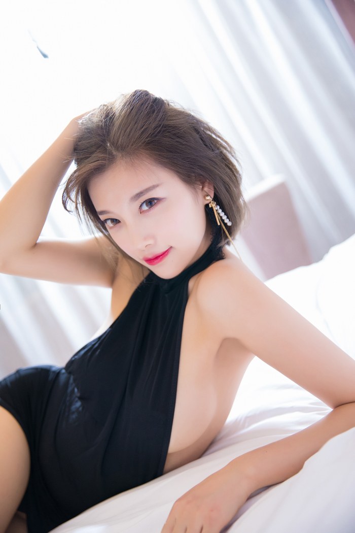 绝色女神杨晨晨前凸后翘巧笑嫣然
