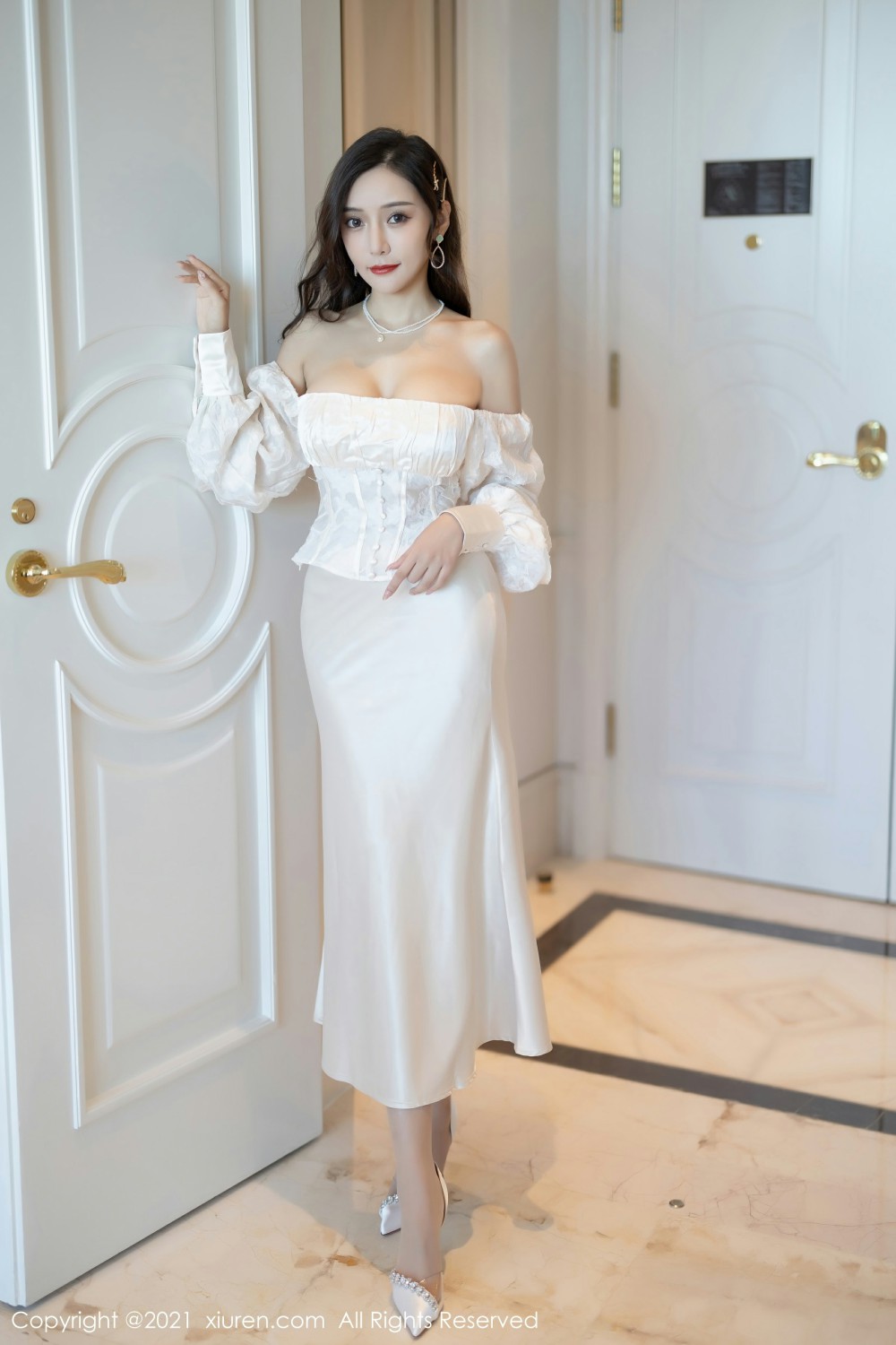 [XiuRen秀人网] 2021.10.28 No.4136 王馨瑶yanni 百变艳丽多姿服饰 [97+1P]