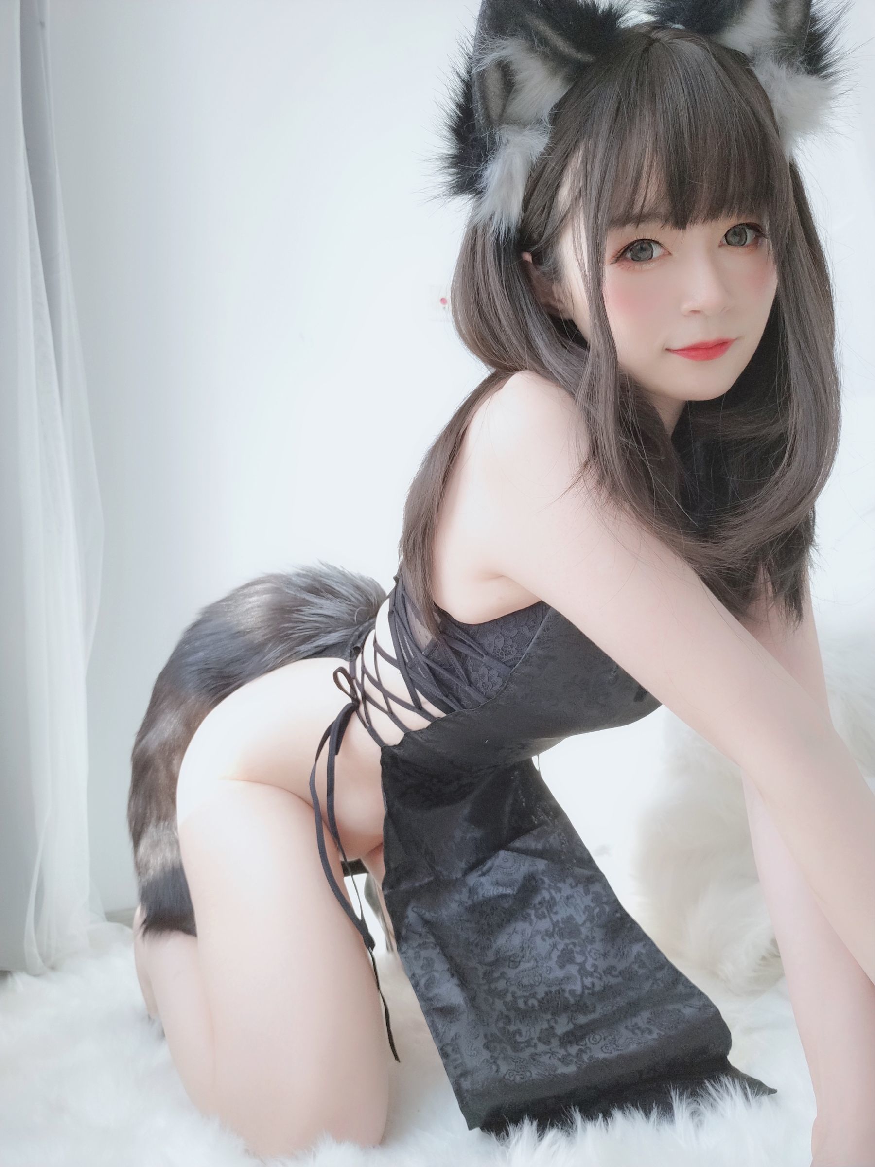 [COSPLAY] Coser小姐姐白银 – 小黑狼
