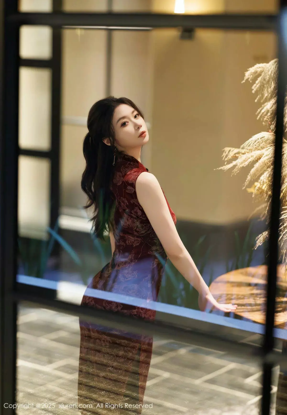 [XiuRen秀人网] 2025.04.02 No.10106 梦心玥 红色旗袍 魅惑黑丝 西安旅拍写真 [82+1P]