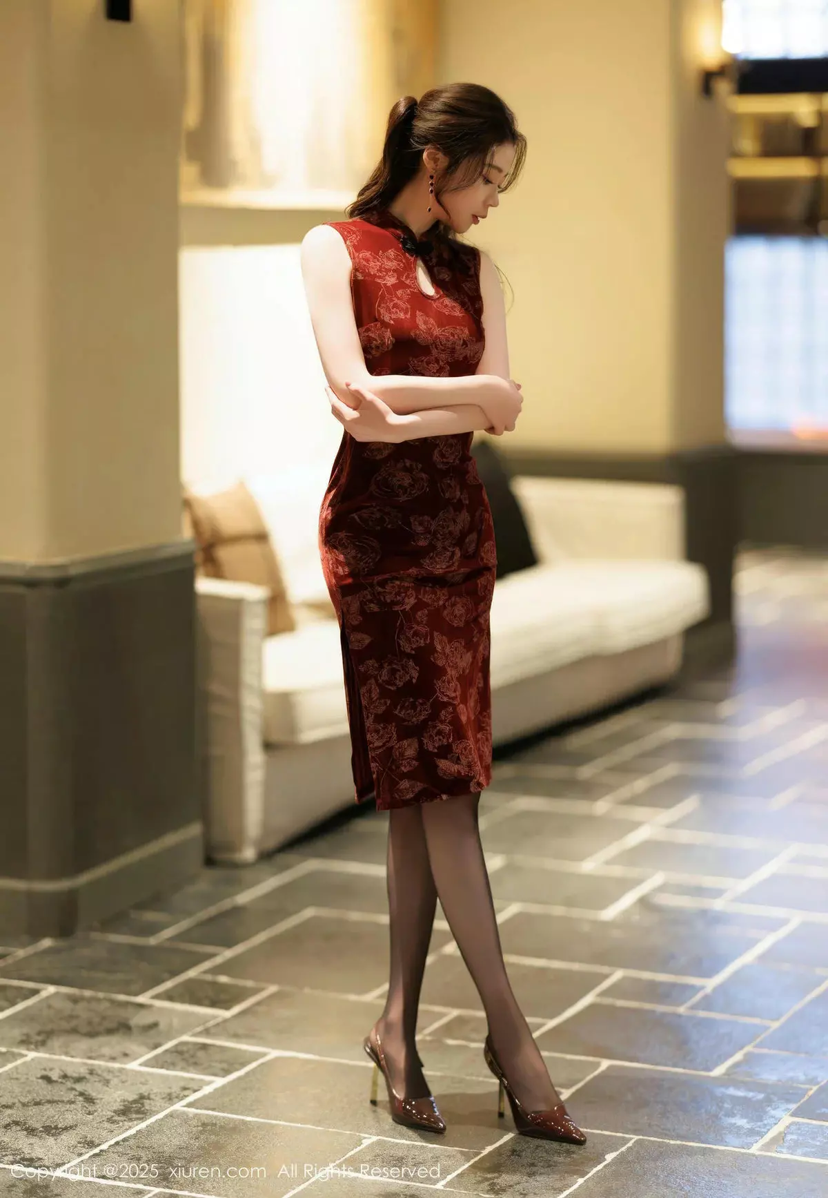 [XiuRen秀人网] 2025.04.02 No.10106 梦心玥 红色旗袍 魅惑黑丝 西安旅拍写真 [82+1P]