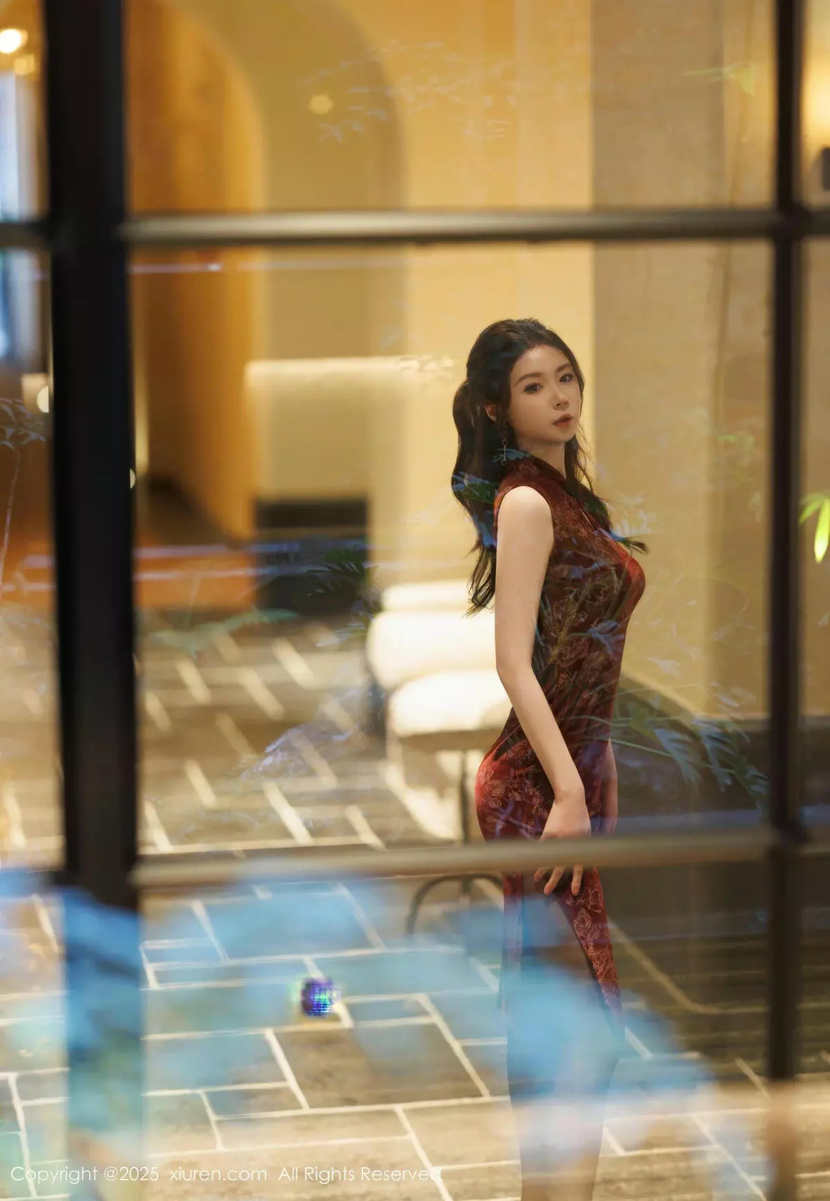 [XiuRen秀人网] 2025.04.02 No.10106 梦心玥 红色旗袍 魅惑黑丝 西安旅拍写真 [82+1P]