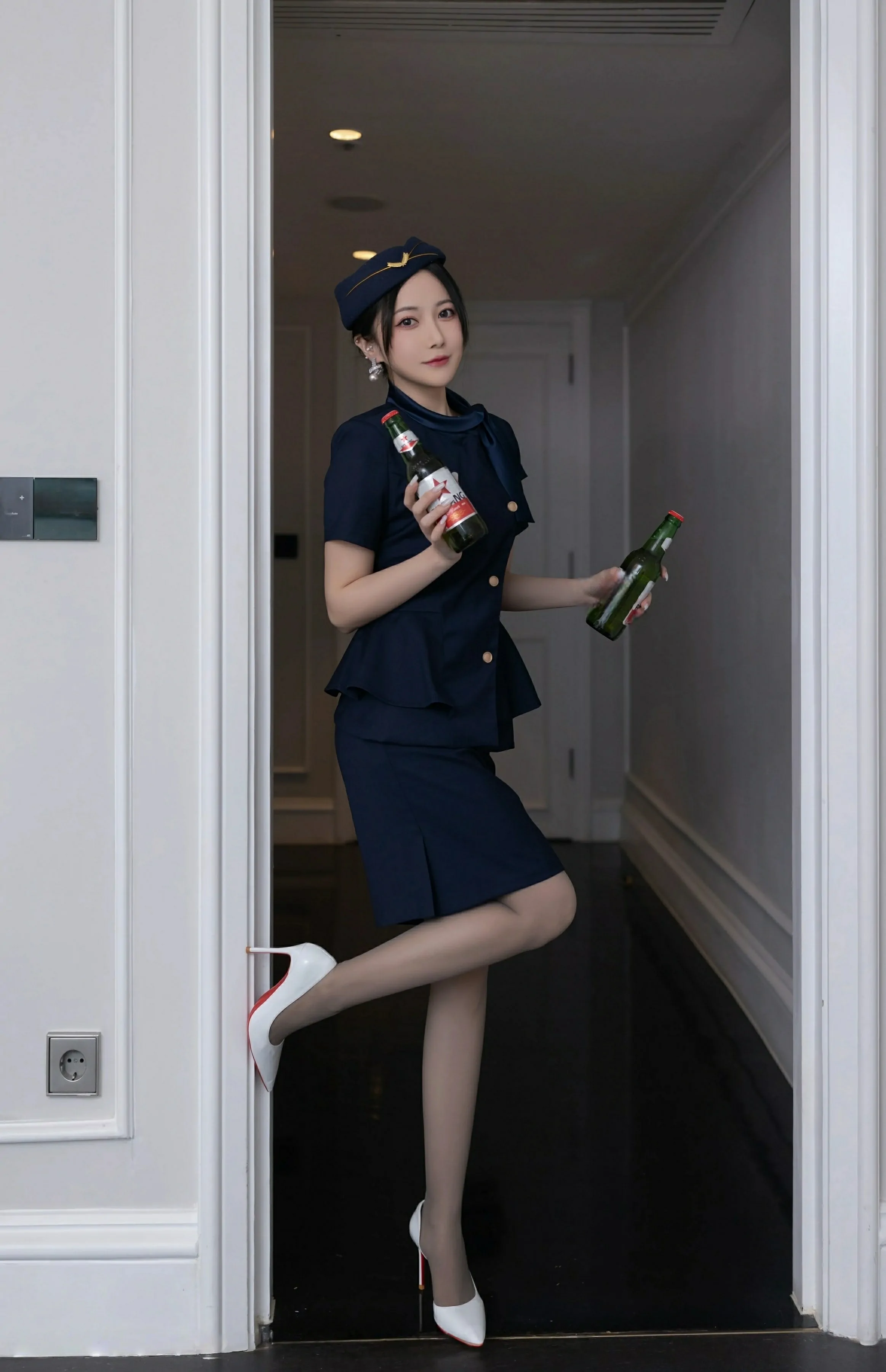 [XiuRen秀人网] 2025.04.11 No.10142 鱼子酱Fish 性感空姐制服诱惑 印尼旅拍写真 [80+1P]