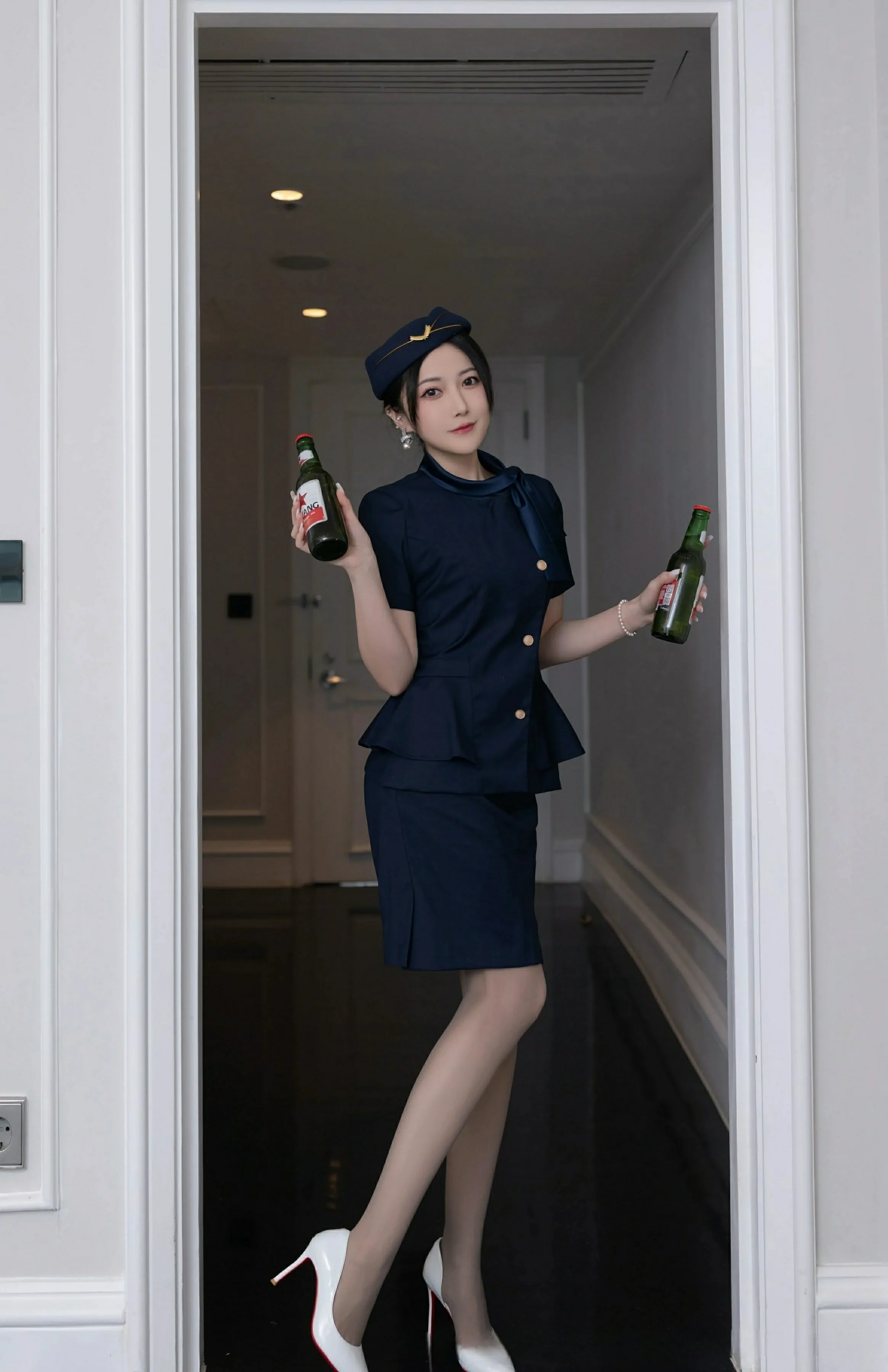 [XiuRen秀人网] 2025.04.11 No.10142 鱼子酱Fish 性感空姐制服诱惑 印尼旅拍写真 [80+1P]