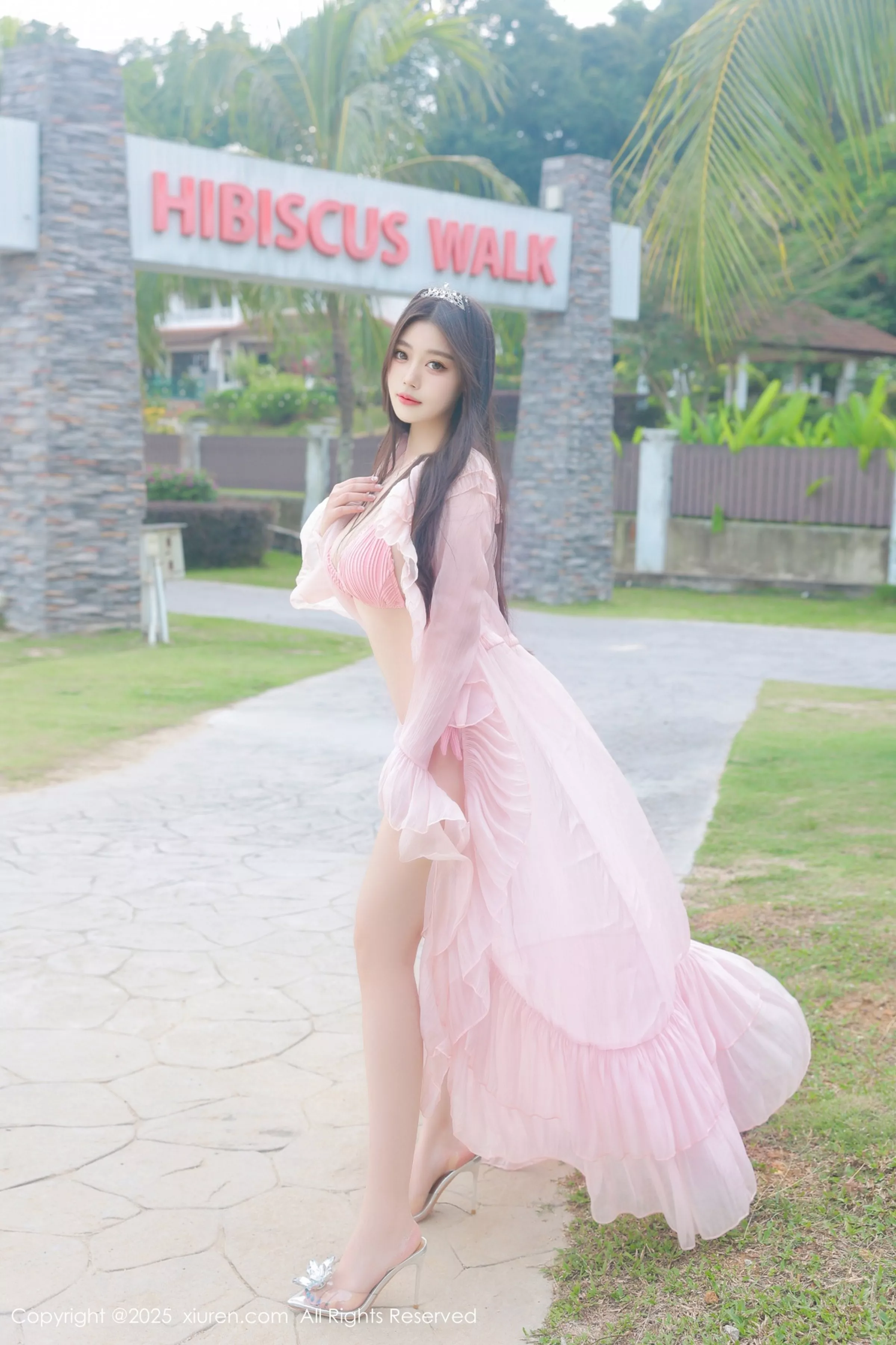 [XiuRen秀人网] 2025.04.16 No.10160 蛋蛋宝 性感粉色连衣裙 马来西亚旅拍写真 [66+1P]