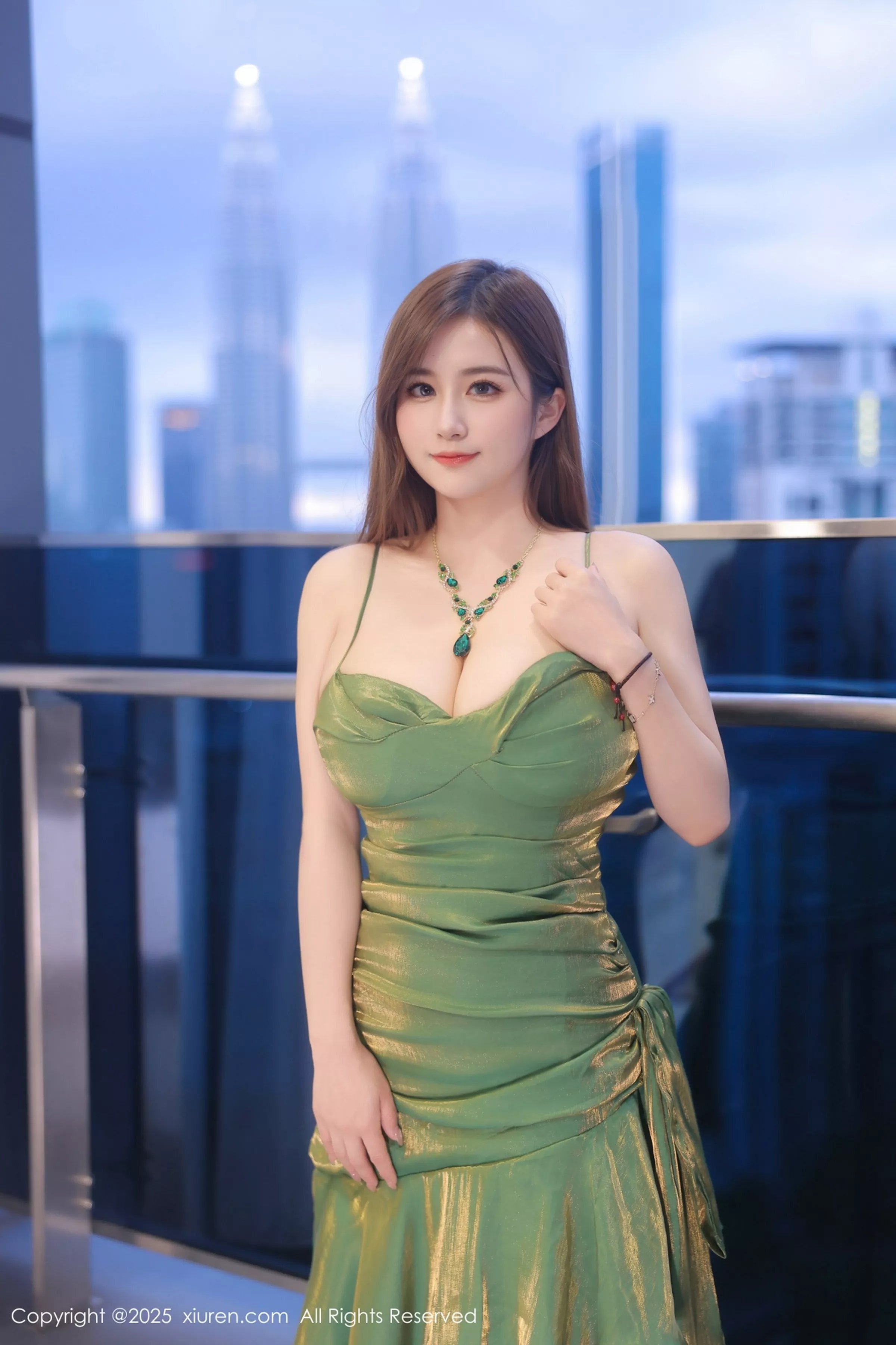 [XiuRen秀人网] 2025.04.18 No.10169 小肉肉咪 性感绿色连衣短裙 马来西亚旅拍写真 [78+1P]