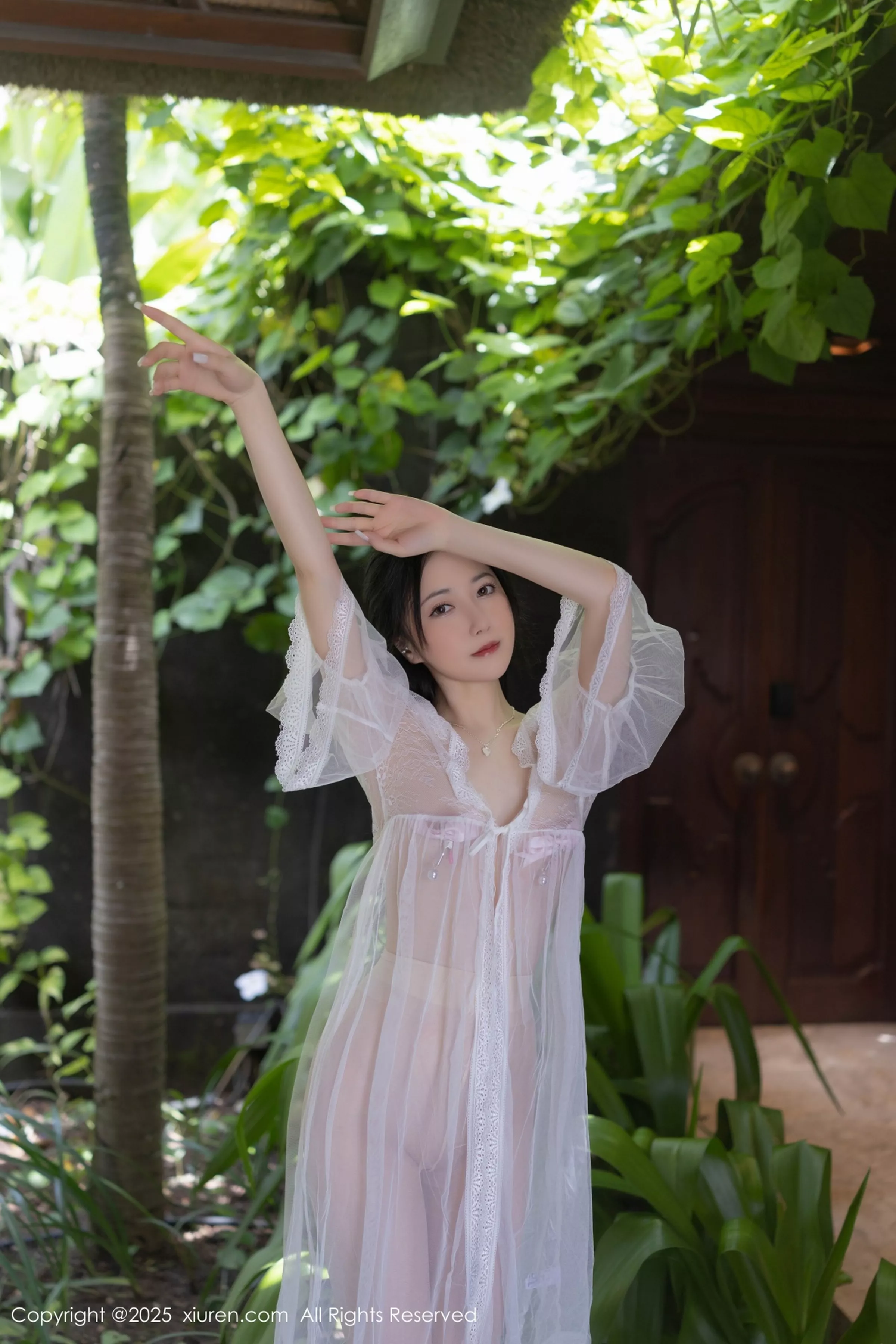 [XiuRen秀人网] 2025.04.18 No.10173 鱼子酱Fish 性感白色轻透连衣裙 印尼旅拍写真 [80+1P]