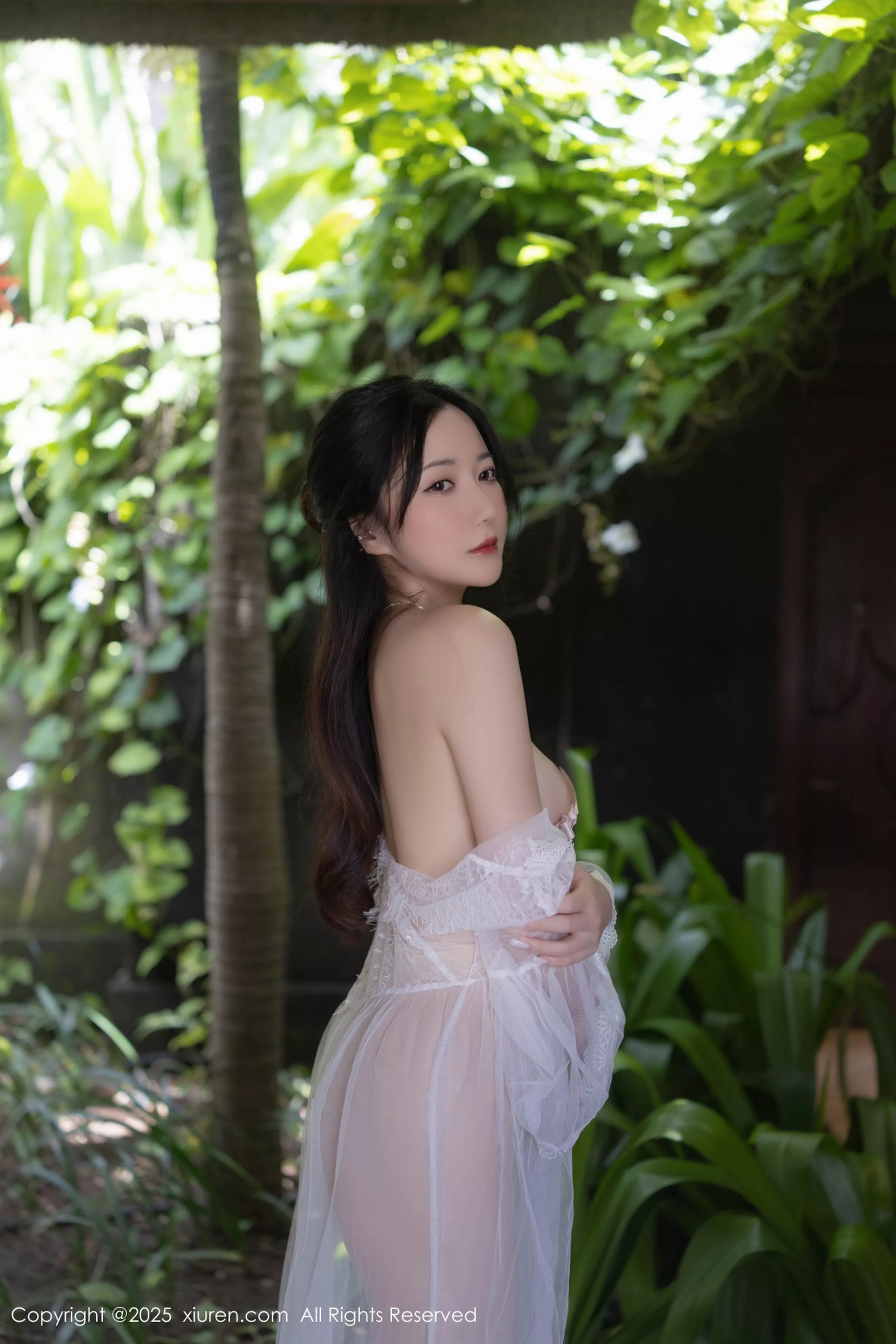 [XiuRen秀人网] 2025.04.18 No.10173 鱼子酱Fish 性感白色轻透连衣裙 印尼旅拍写真 [80+1P]