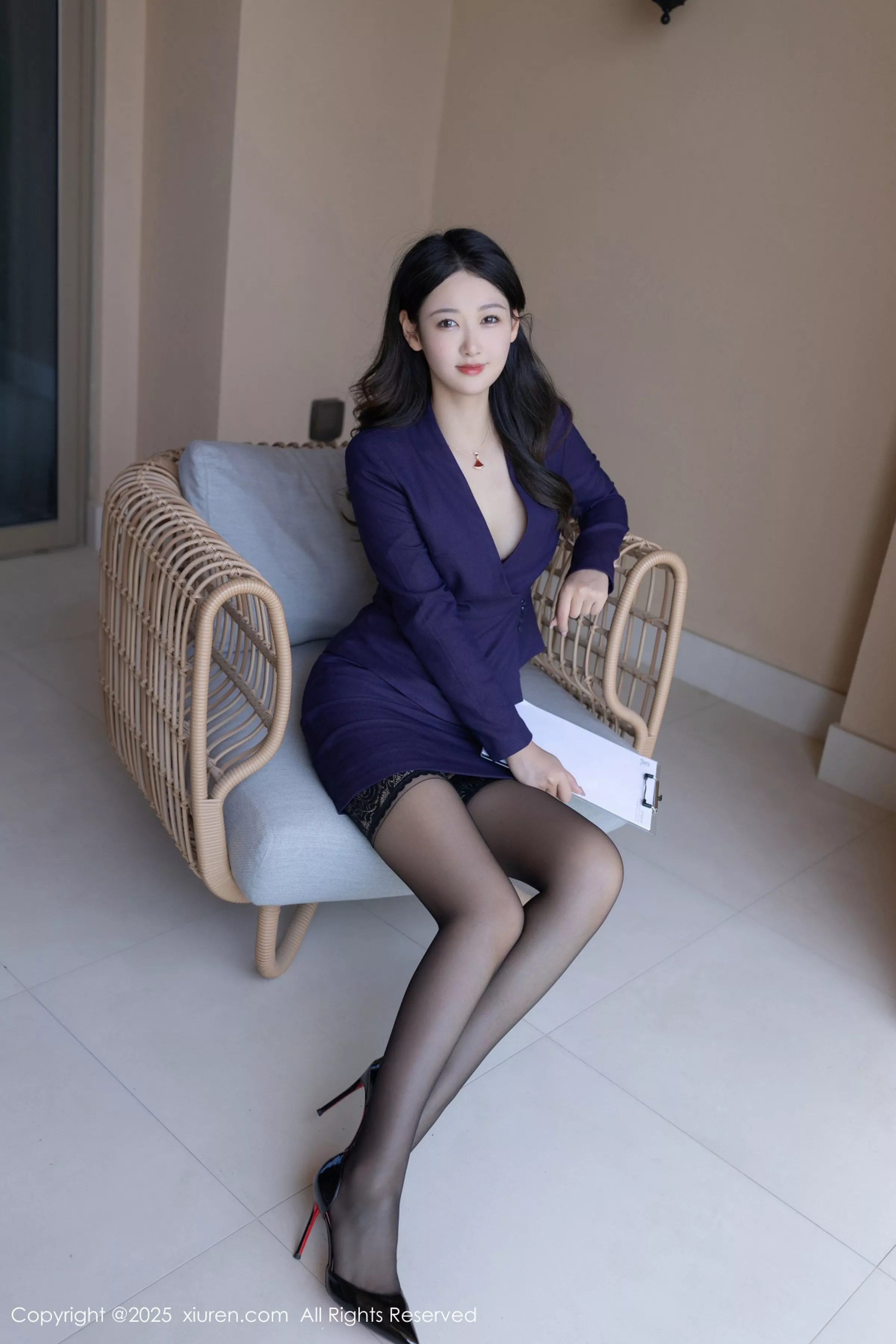 [XiuRen秀人网] 2025.04.21 No.10178 唐安琪 性感深蓝色OL服饰 卡塔尔旅拍写真 [80+1P]