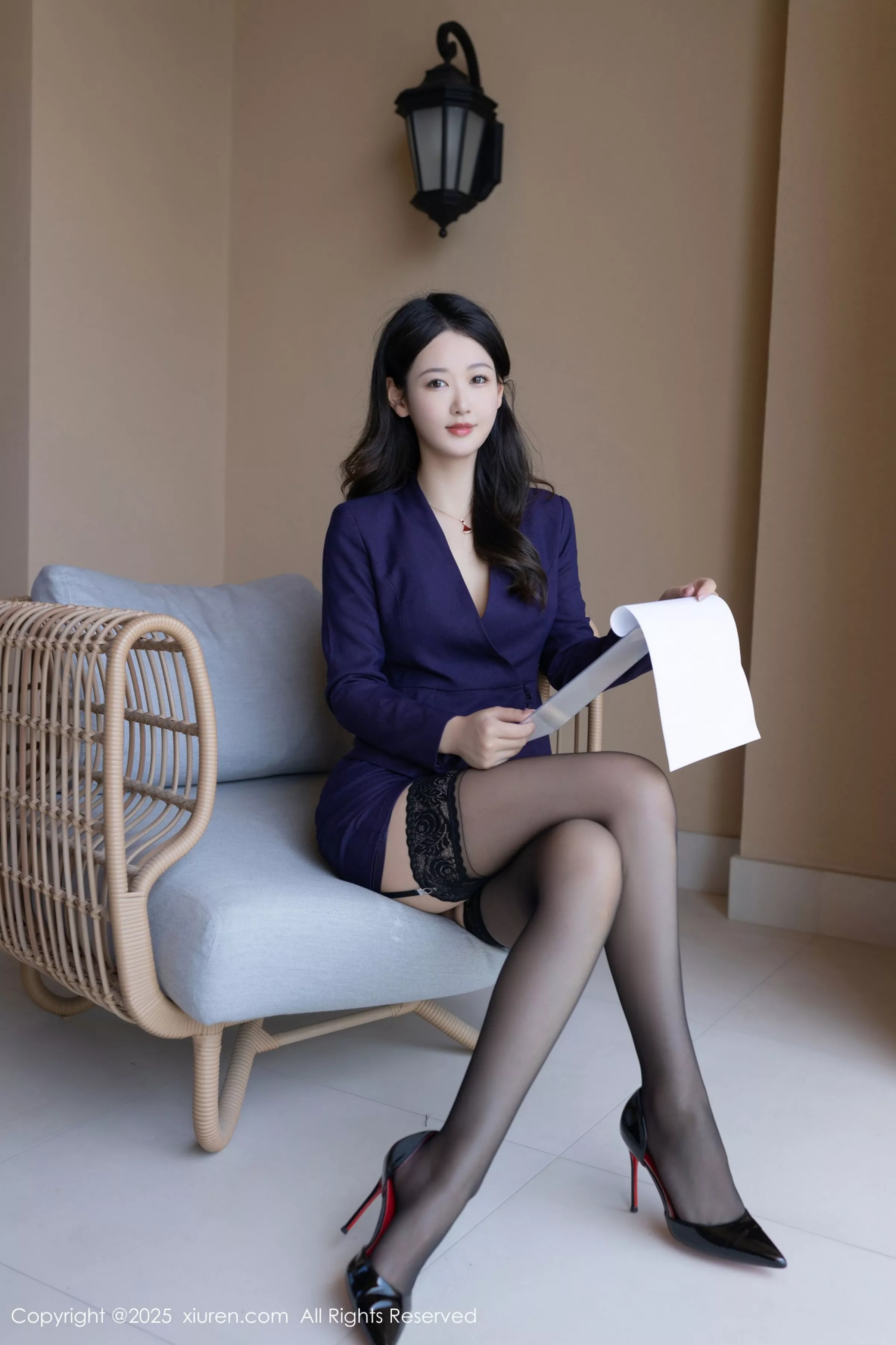 [XiuRen秀人网] 2025.04.21 No.10178 唐安琪 性感深蓝色OL服饰 卡塔尔旅拍写真 [80+1P]