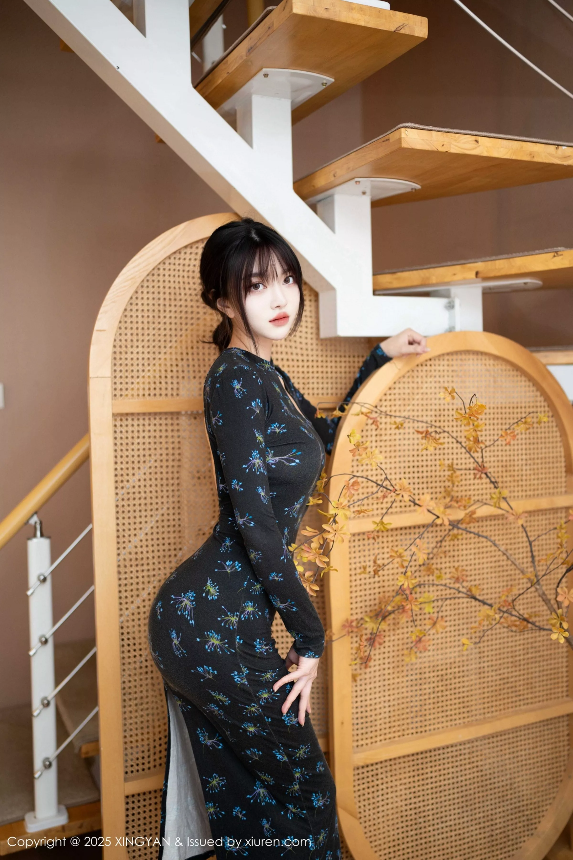 [XINGYAN星颜社] 2025.04.23 VOL.339 白露lulu 黑色连衣短裙 肉色丝袜 性感写真 [74+1P]