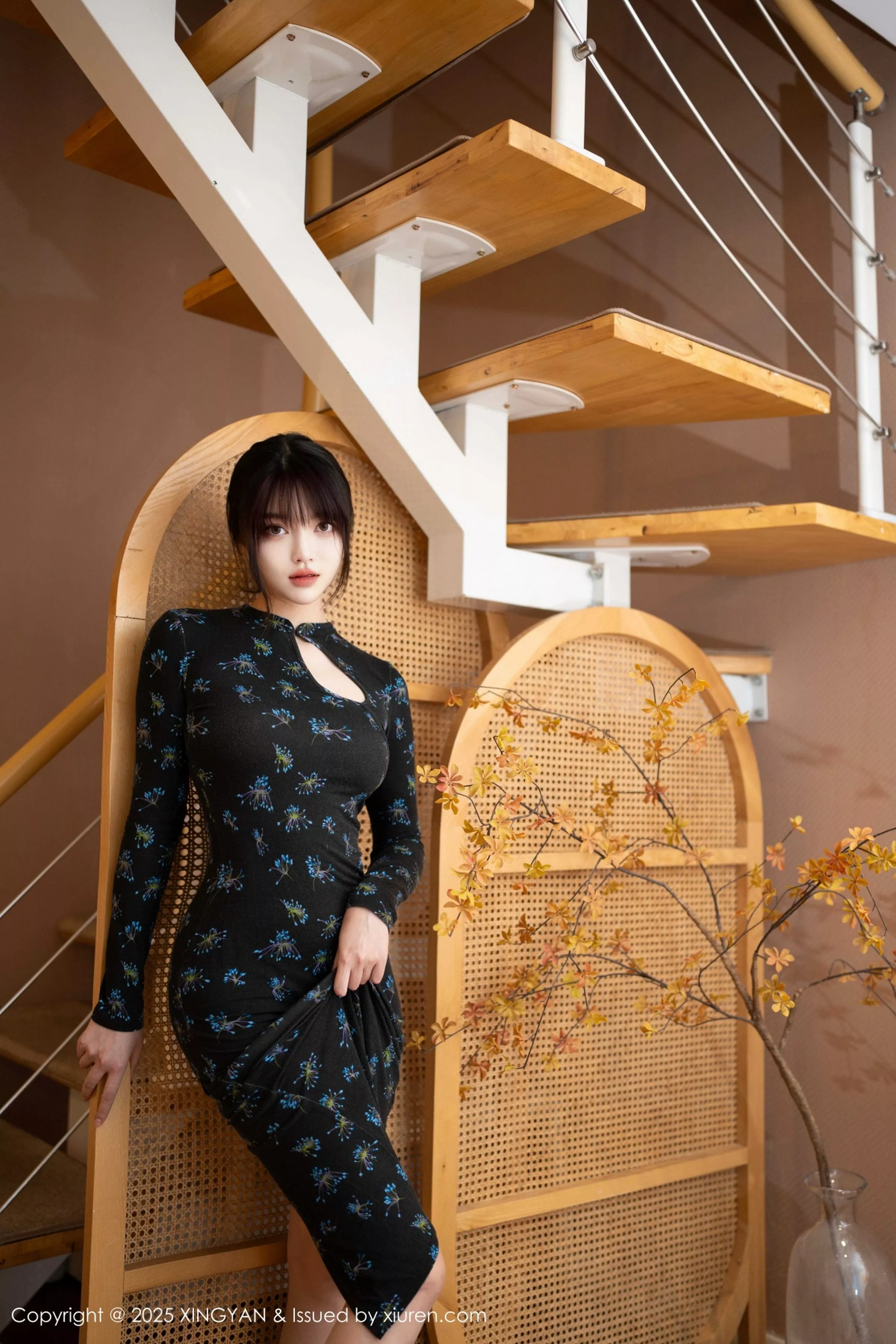 [XINGYAN星颜社] 2025.04.23 VOL.339 白露lulu 黑色连衣短裙 肉色丝袜 性感写真 [74+1P]