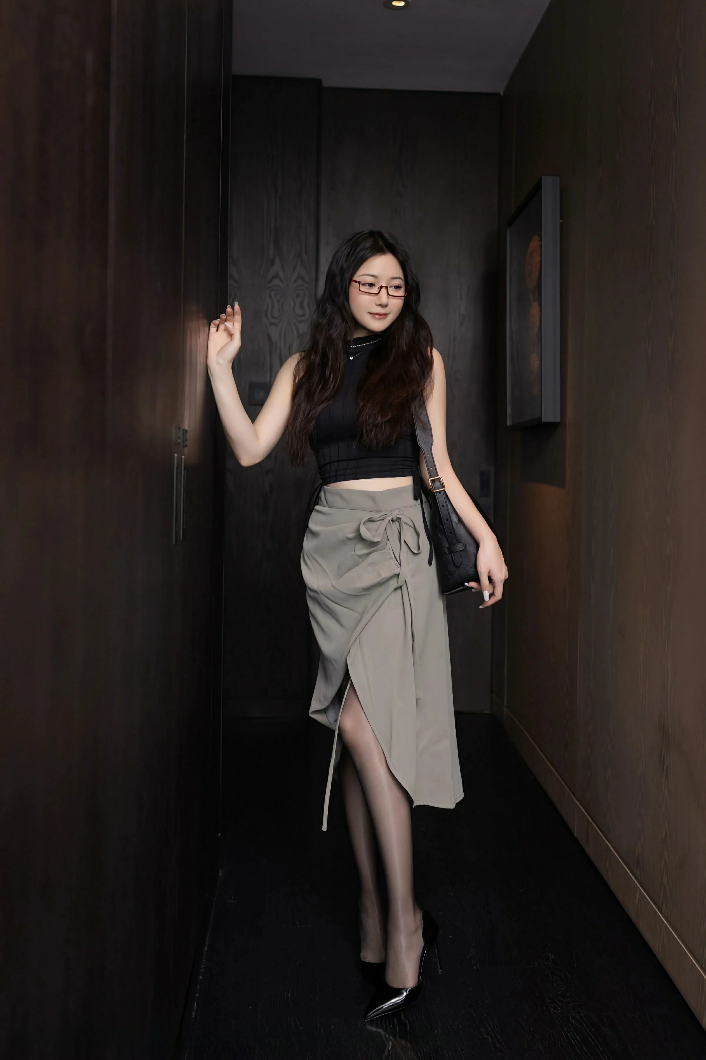 [XiuRen秀人网] 2025.04.30 No.10231 鱼子酱Fish 性感紫色内衣 印尼旅拍写真 [80+1P]