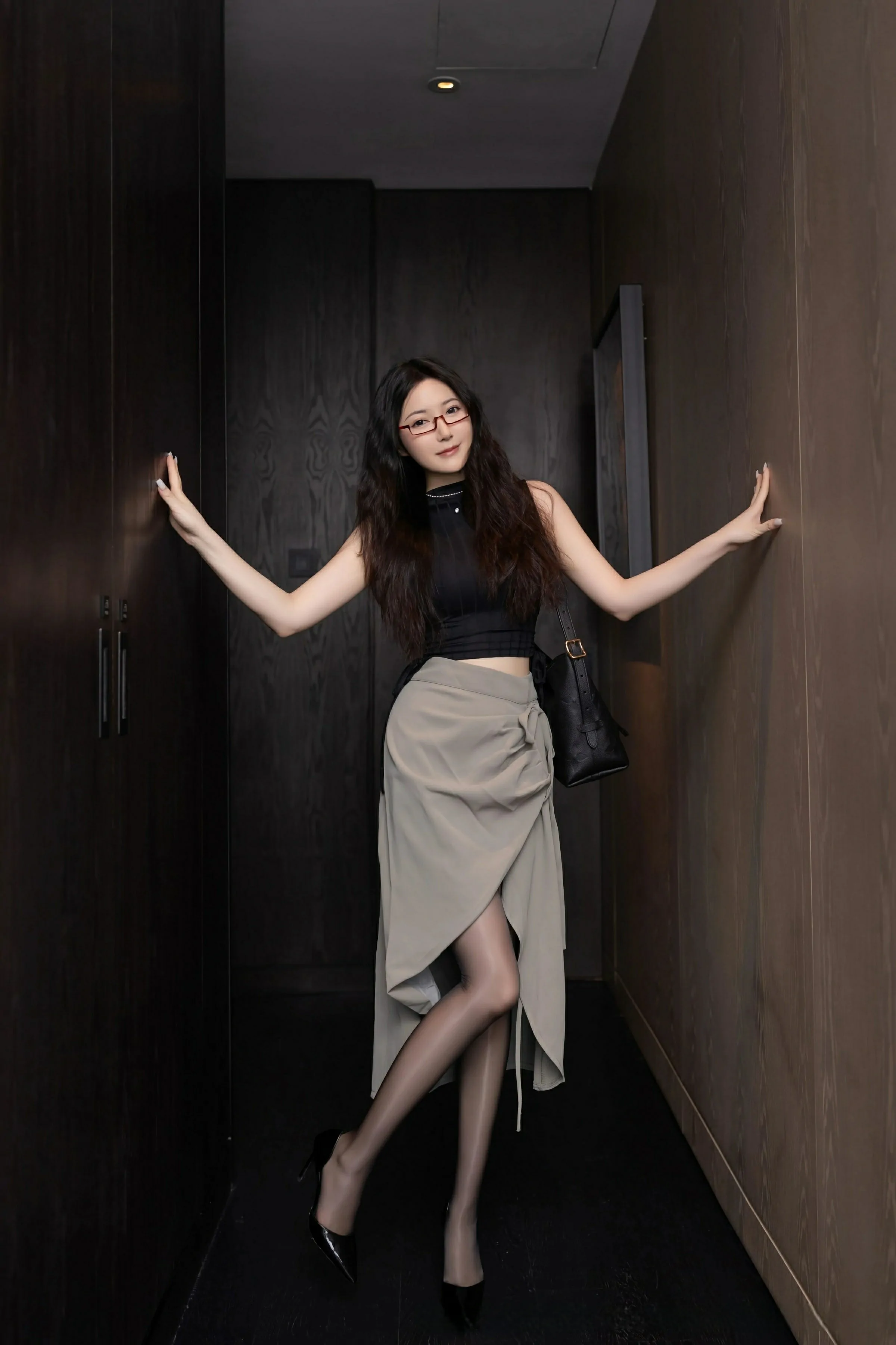 [XiuRen秀人网] 2025.04.30 No.10231 鱼子酱Fish 性感紫色内衣 印尼旅拍写真 [80+1P]