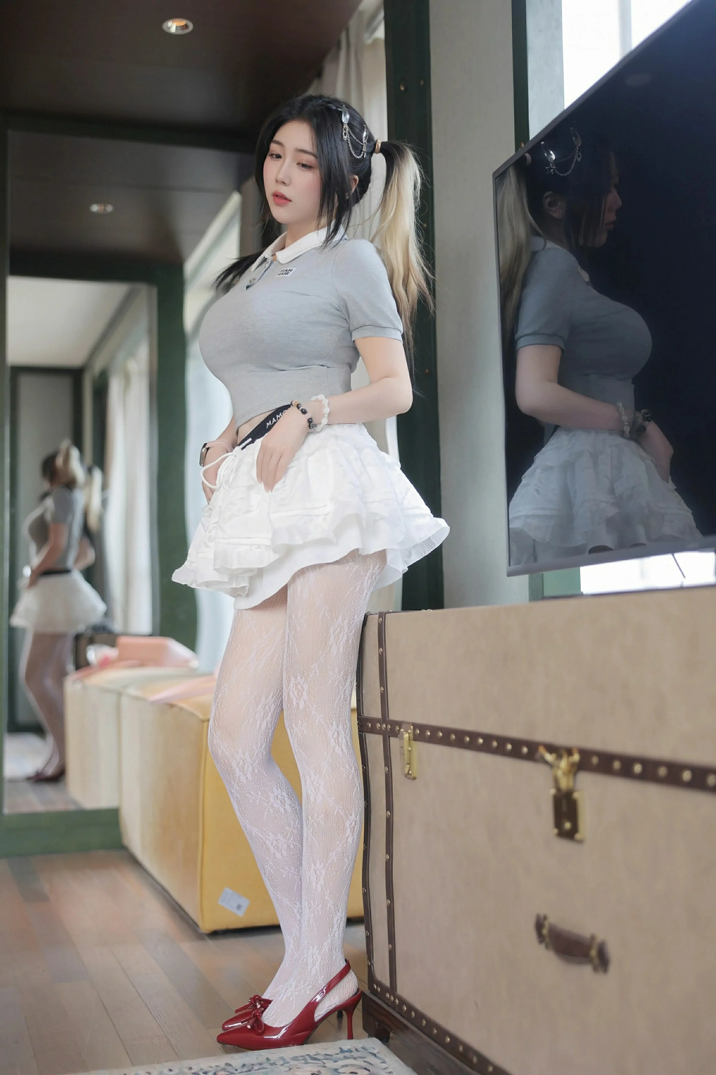 [XiuRen秀人网] 2025.05.27 No.10330 诺诺Hsu 灰色服饰 白色蕾丝袜 性感写真 [60+1P]