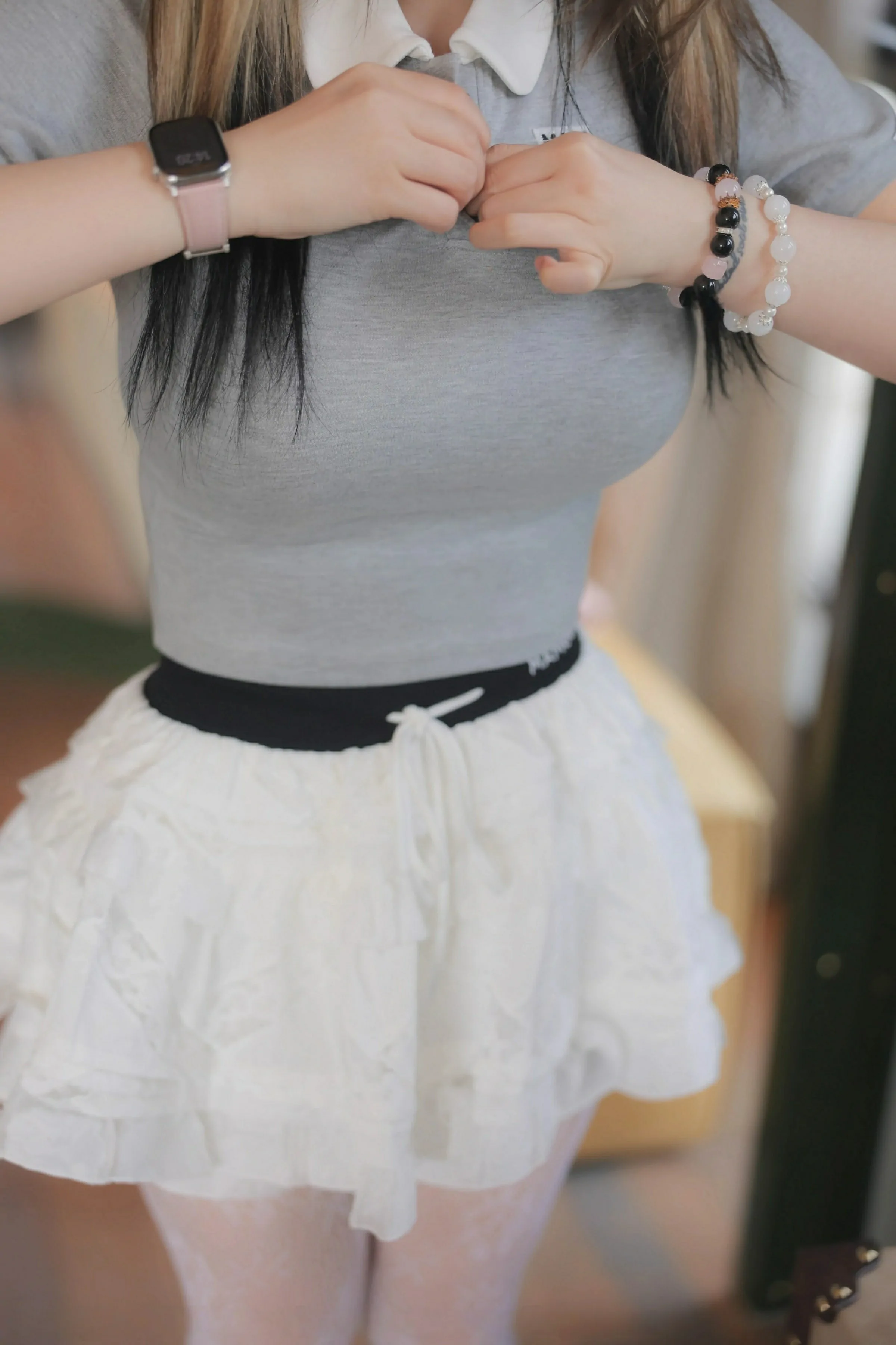 [XiuRen秀人网] 2025.05.27 No.10330 诺诺Hsu 灰色服饰 白色蕾丝袜 性感写真 [60+1P]