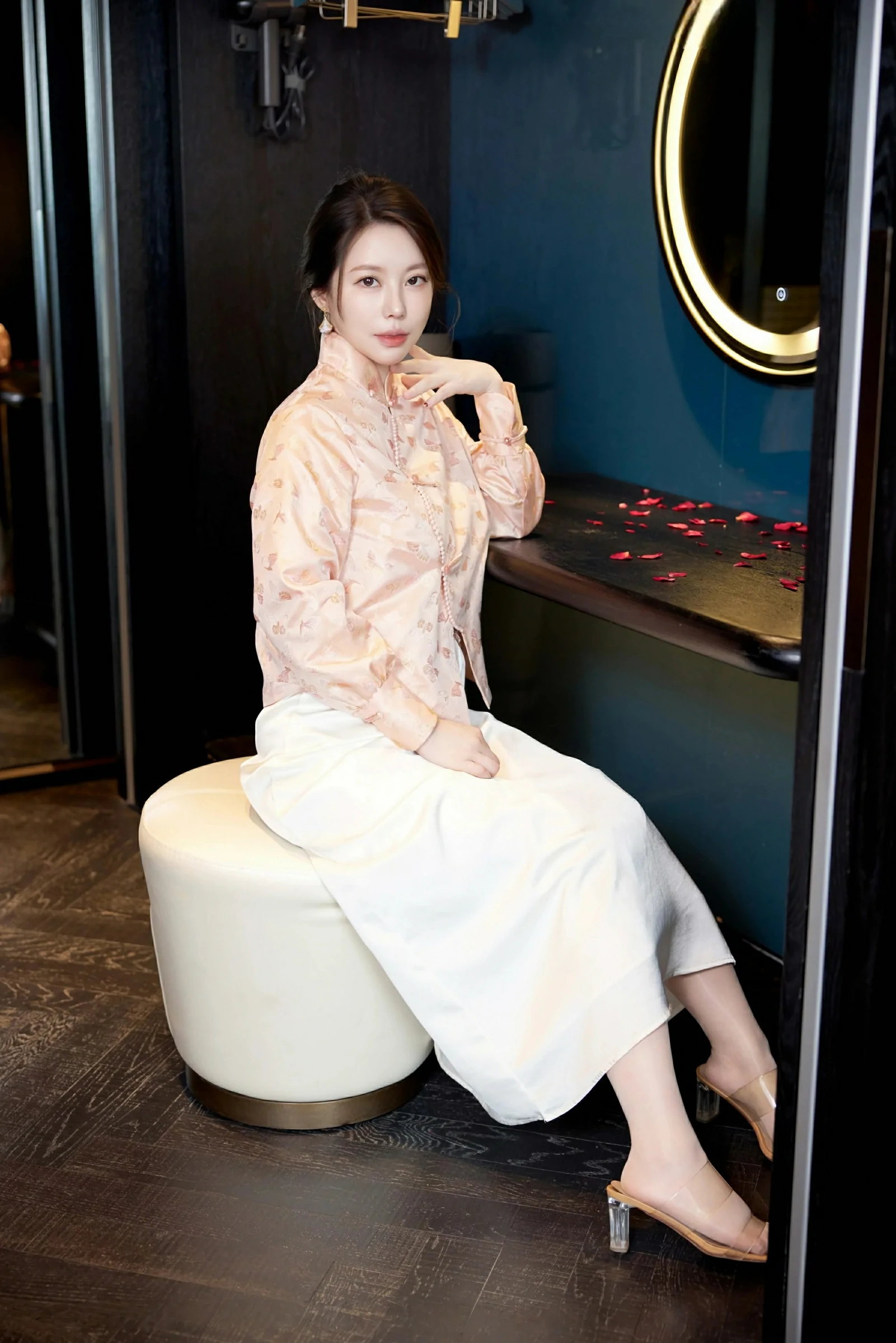 [XiuRen秀人网] 2025.05.29 No.10341 白茹雪abby 白色长裙 白色丝袜 性感写真 [72+1P]