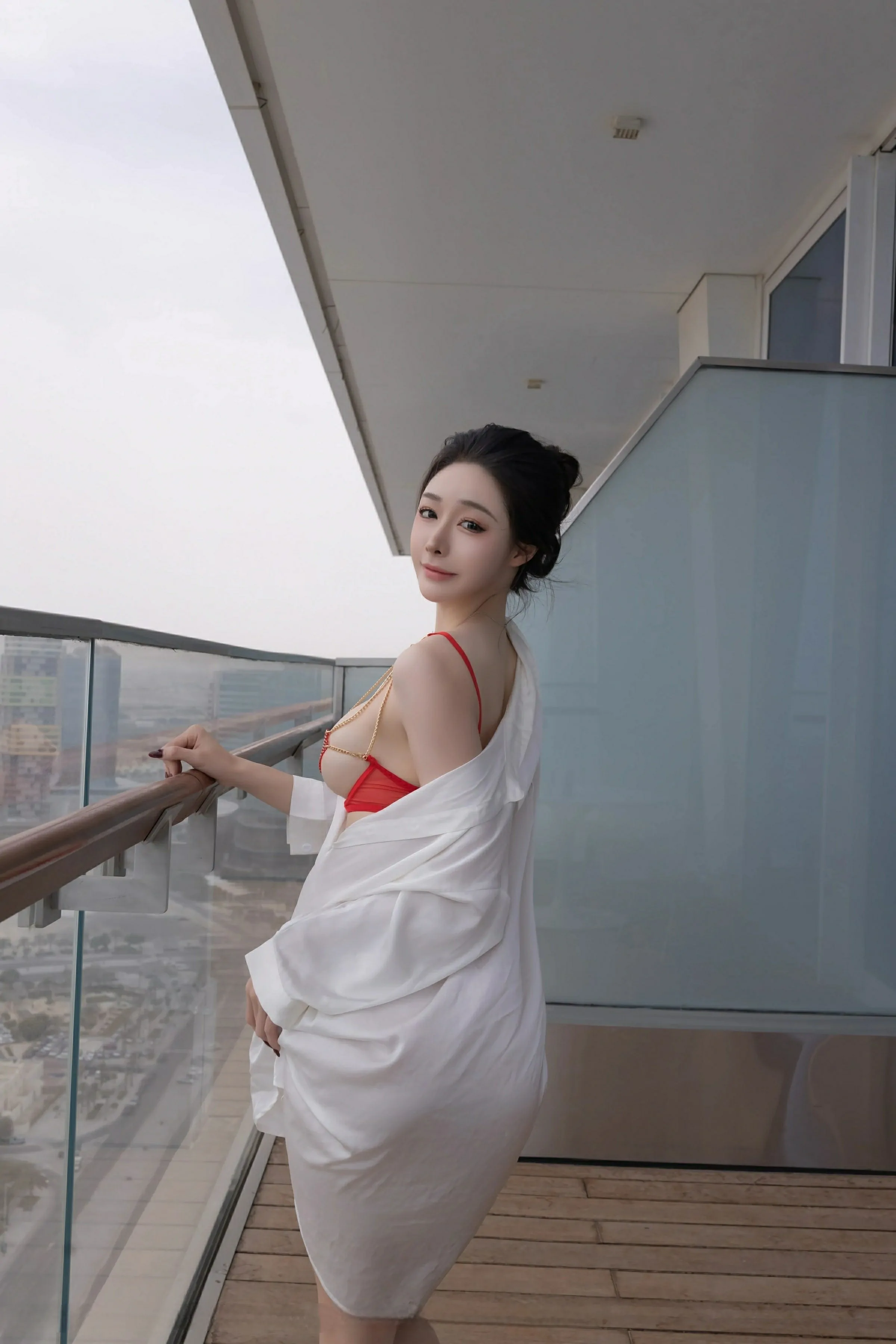 [XiuRen秀人网] 2025.06.13 No.10411 小逗逗 性感红色情趣内衣 原色丝袜 卡塔尔旅拍写真 [84+1P]