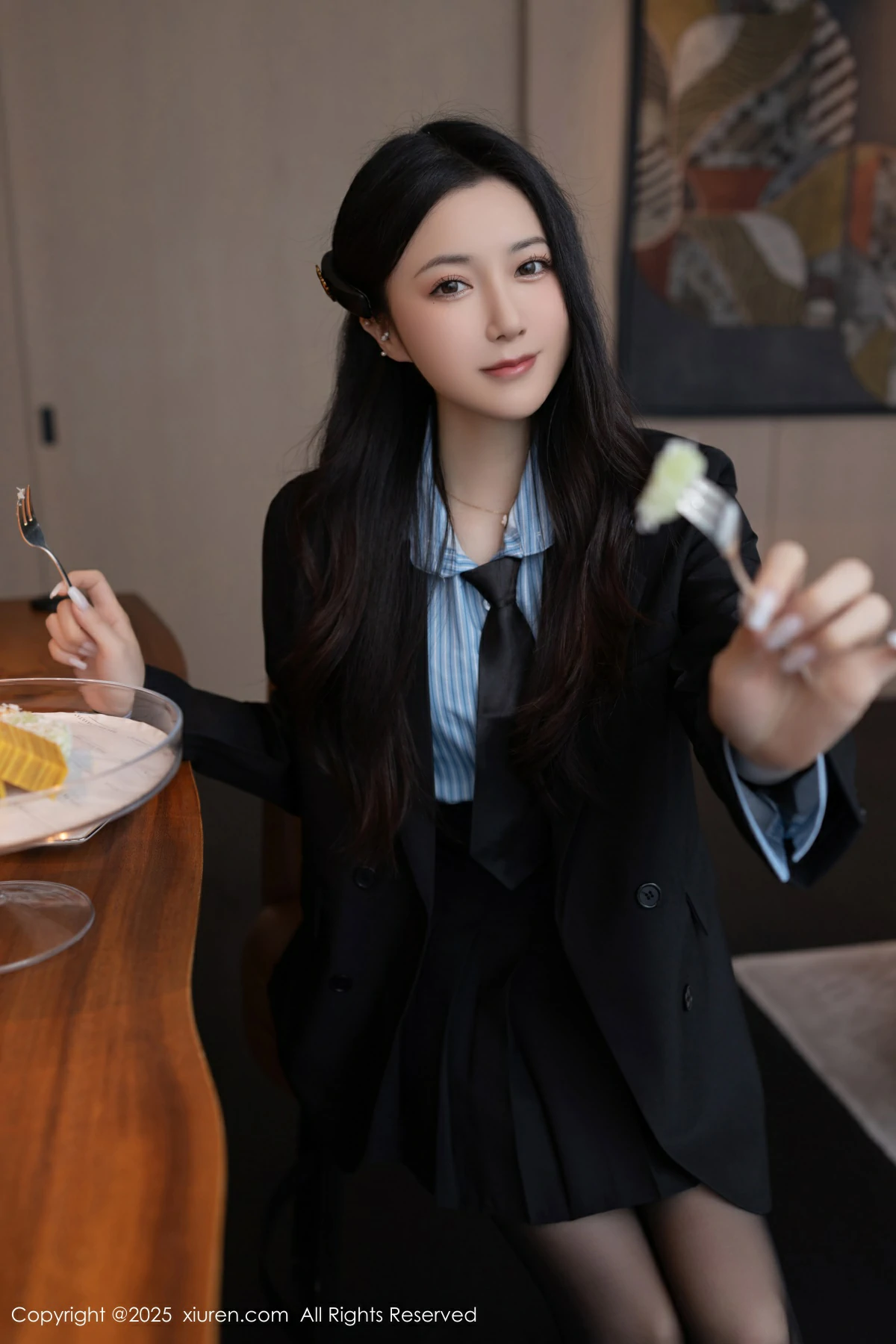 [XiuRen秀人网] 2025.06.13 No.10412 鱼子酱Fish 性感黑色短裙 魅惑黑丝 印尼旅拍写真 [80+1P]