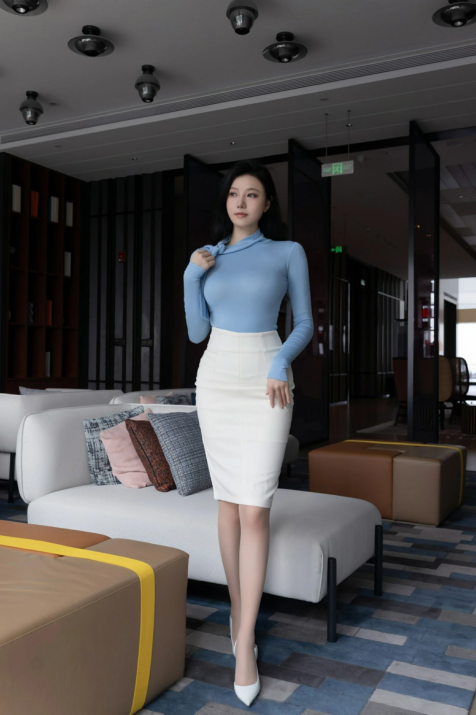 [XiuRen秀人网] 2025.06.17 No.10424 安然anran 性感蓝色上衣 诱人肉色丝袜 长沙旅拍写真 [80+1P]