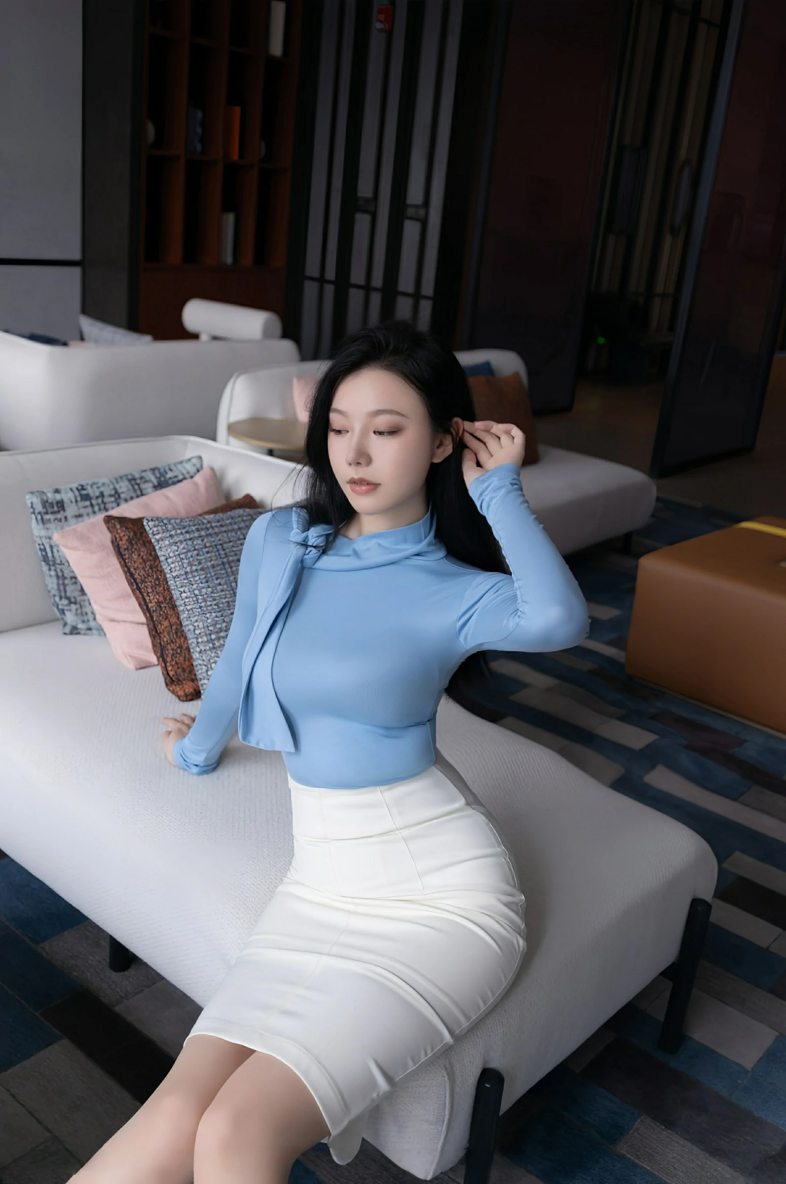 [XiuRen秀人网] 2025.06.17 No.10424 安然anran 性感蓝色上衣 诱人肉色丝袜 长沙旅拍写真 [80+1P]
