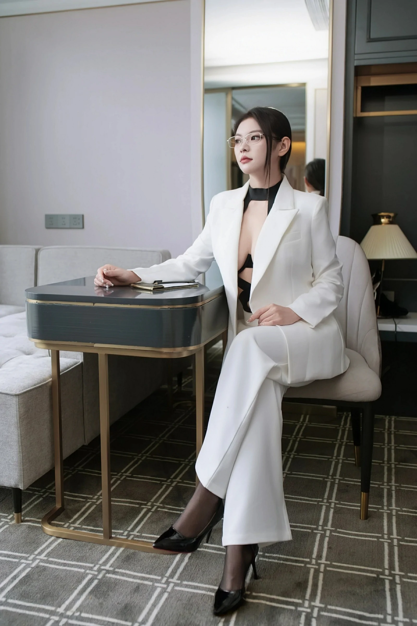 [XiuRen秀人网] 2025.06.26 No.10464 冬安 新人首套写真 白色西服 黑色性感内衣 [94+1P]