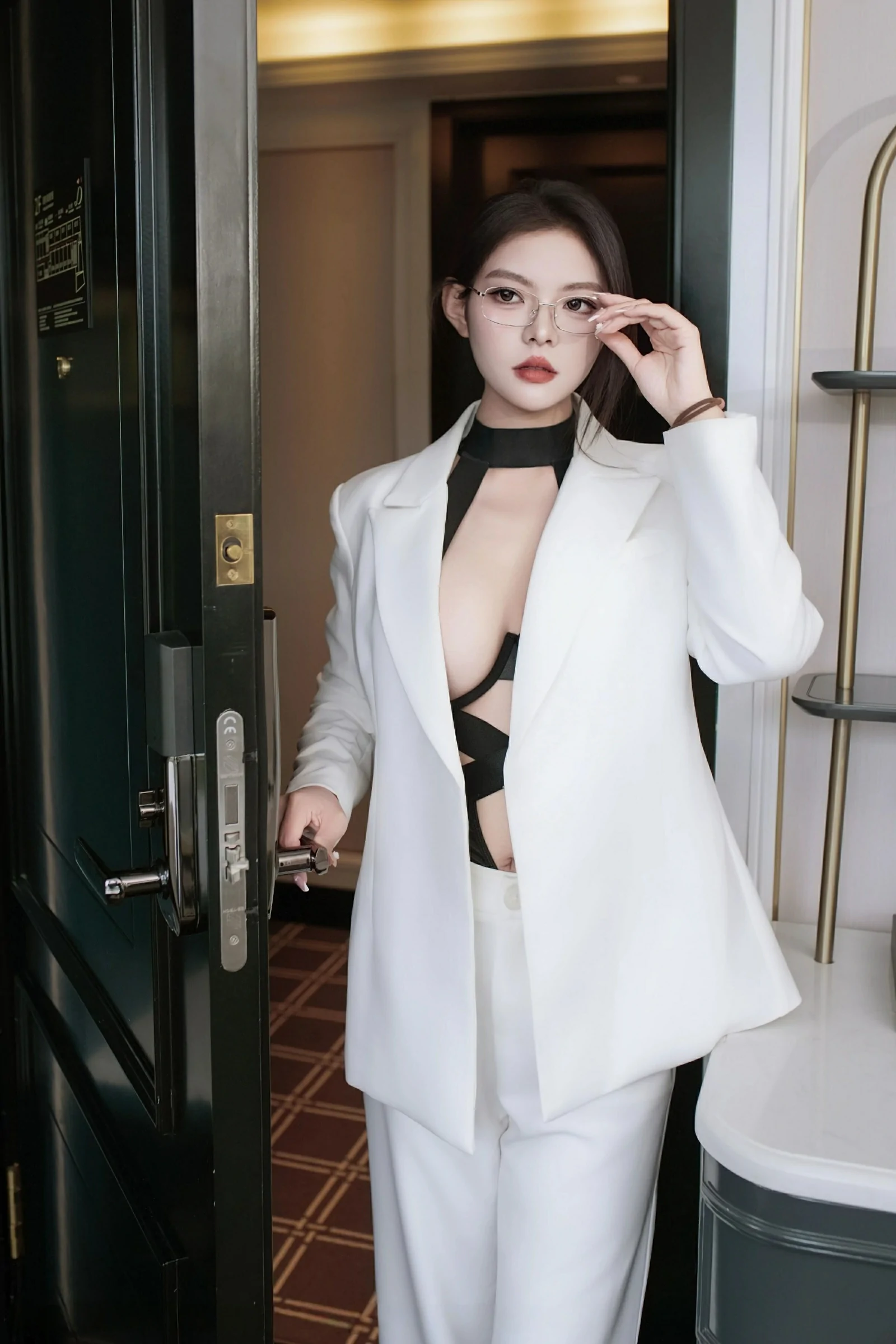 [XiuRen秀人网] 2025.06.26 No.10464 冬安 新人首套写真 白色西服 黑色性感内衣 [94+1P]