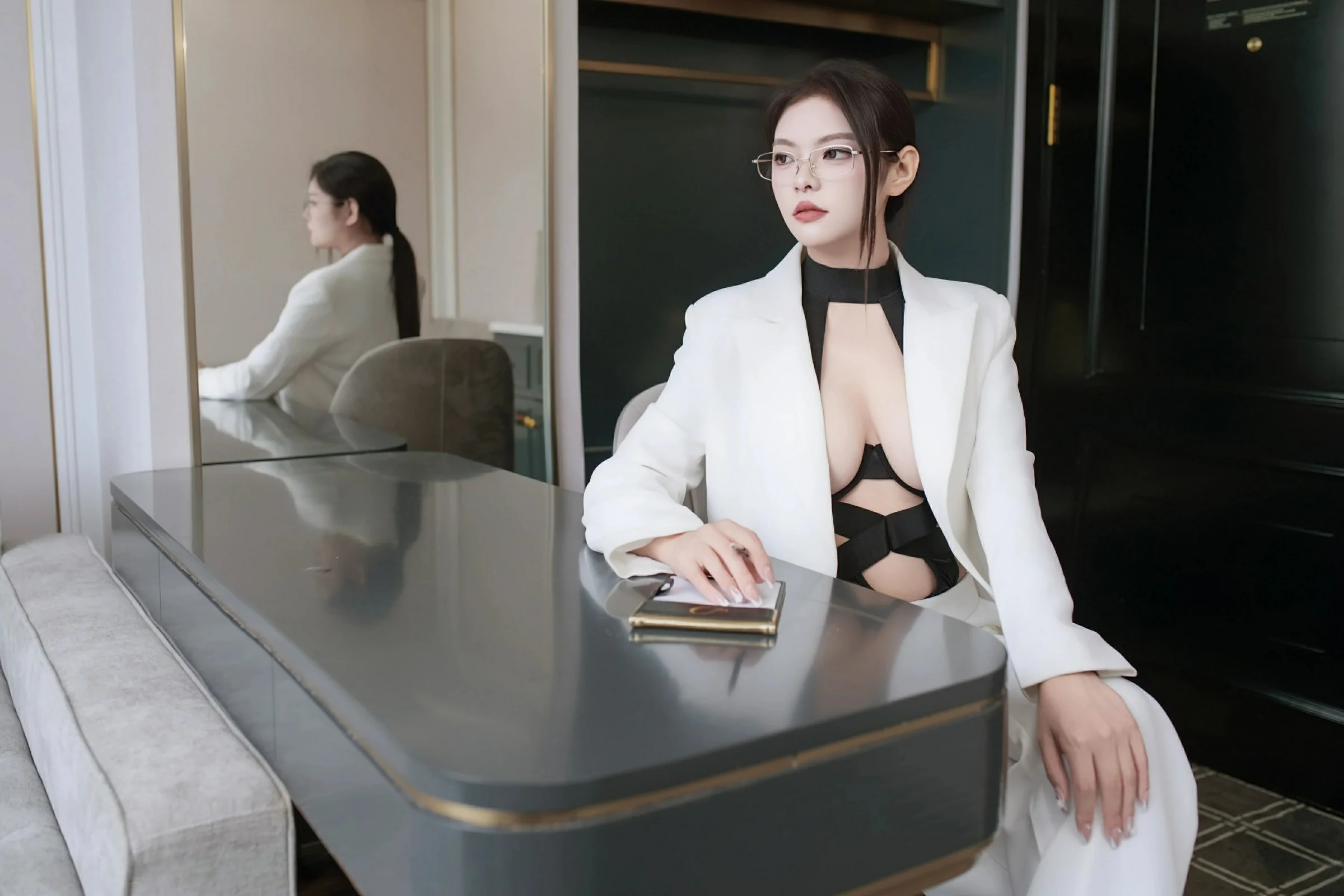 [XiuRen秀人网] 2025.06.26 No.10464 冬安 新人首套写真 白色西服 黑色性感内衣 [94+1P]