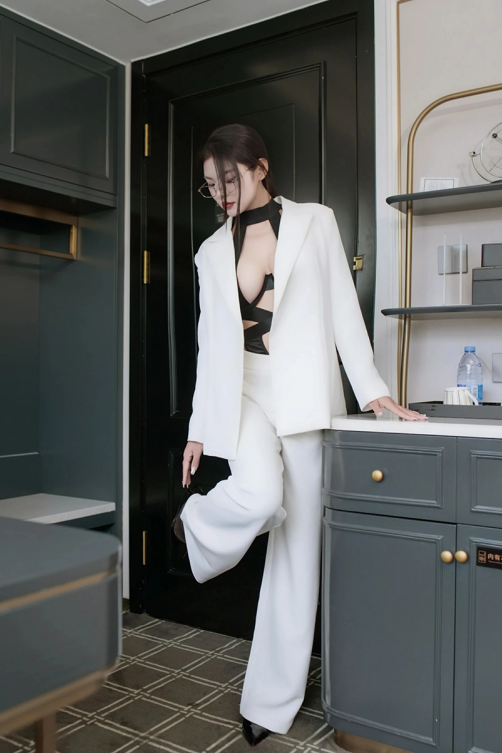 [XiuRen秀人网] 2025.06.26 No.10464 冬安 新人首套写真 白色西服 黑色性感内衣 [94+1P]