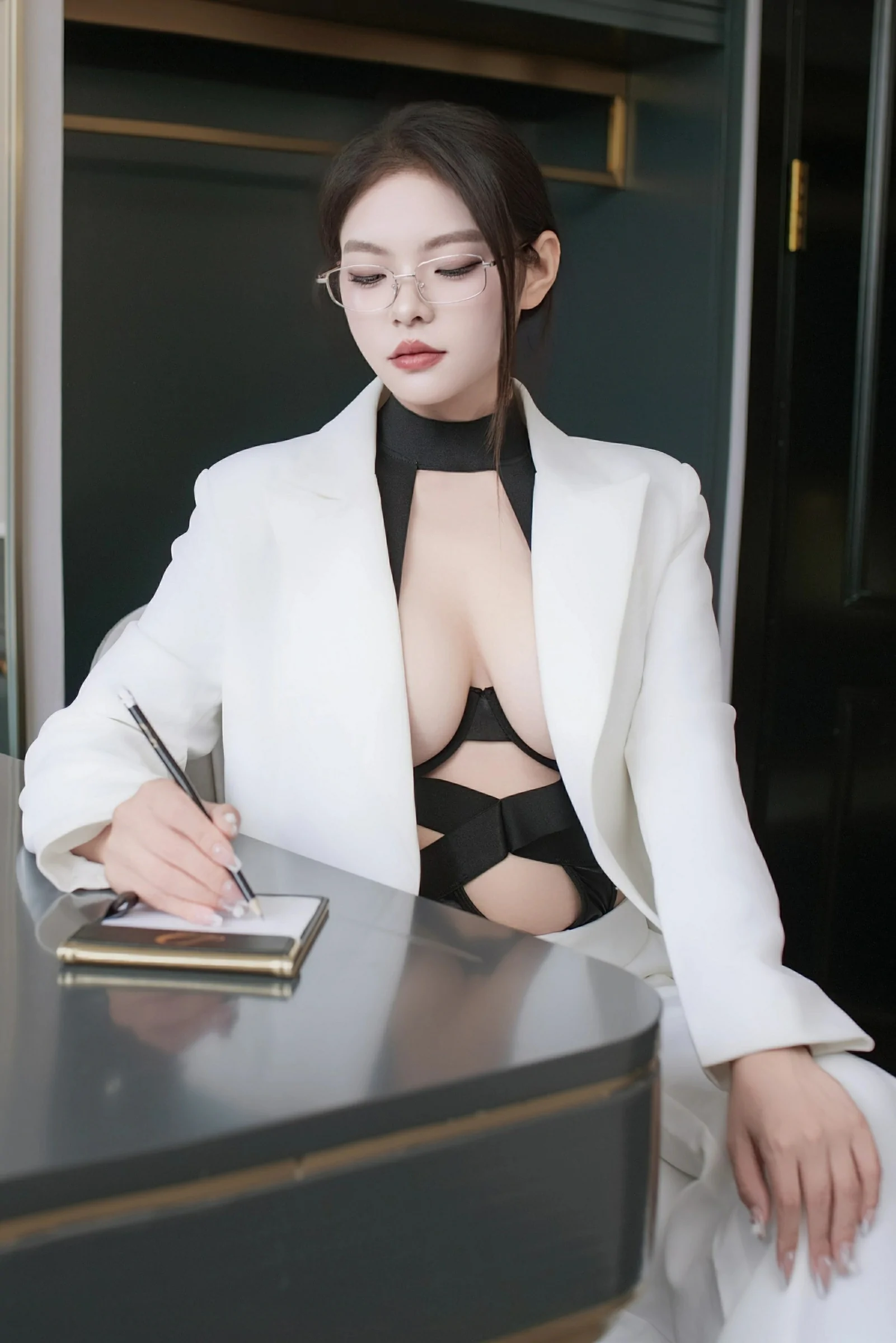 [XiuRen秀人网] 2025.06.26 No.10464 冬安 新人首套写真 白色西服 黑色性感内衣 [94+1P]
