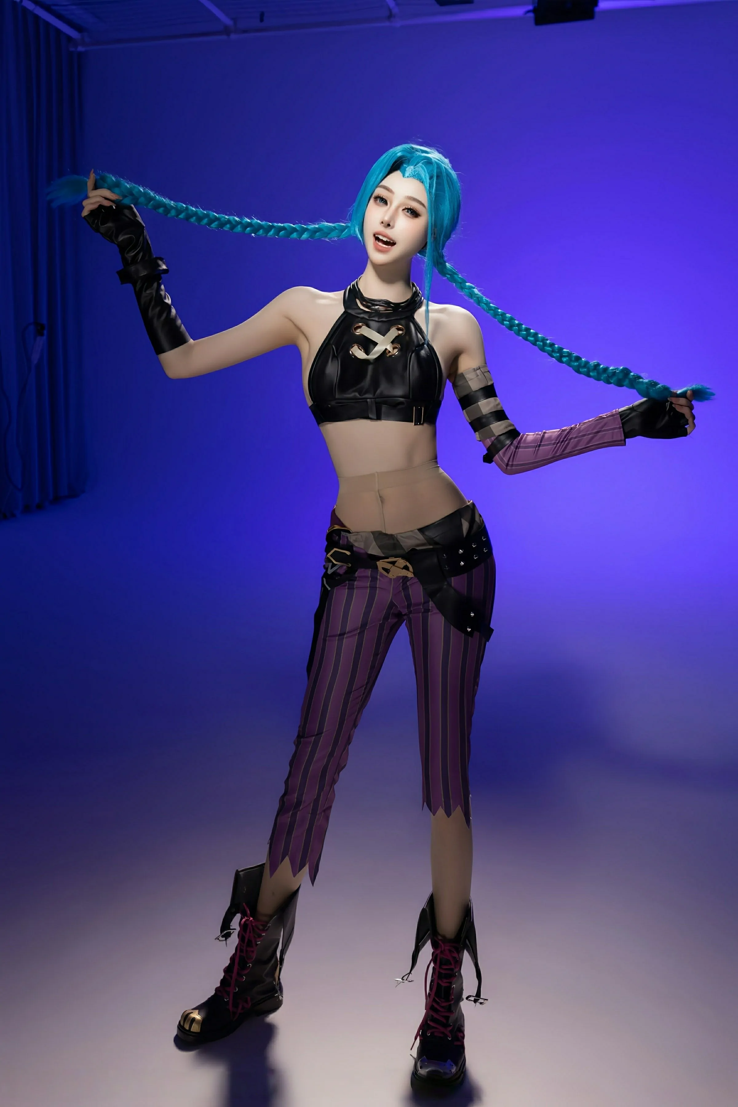 [XiuRen秀人网] 2025.06.27 No.10479 小逗逗 cosplay装扮 诱人肉色丝袜 卡塔尔旅拍写真 [79+1P]