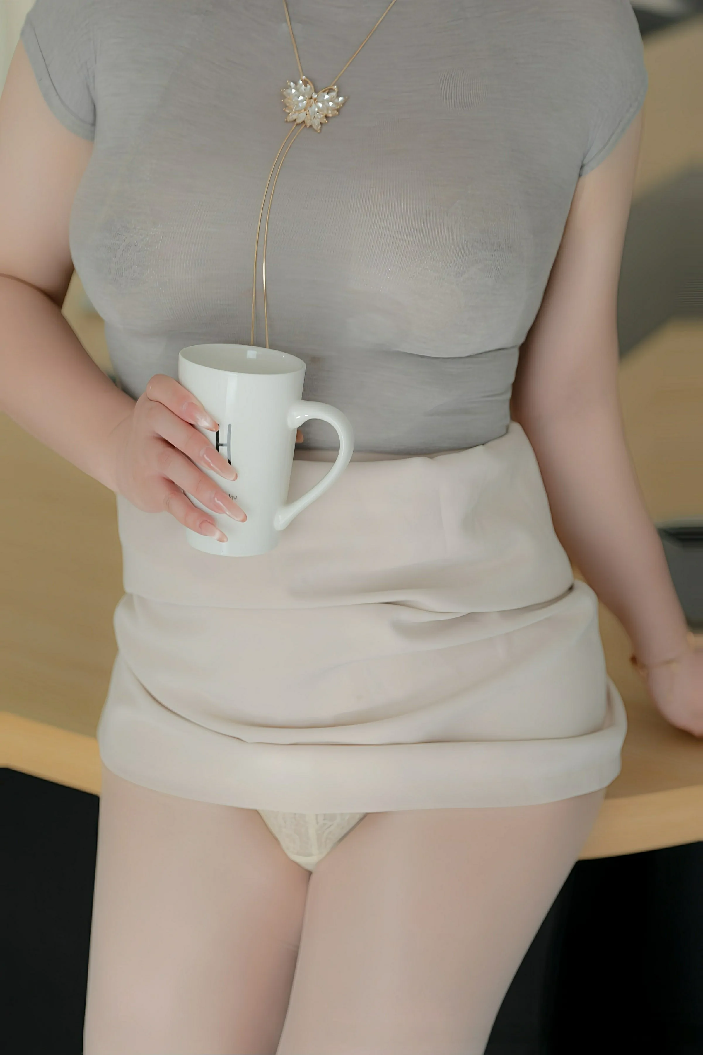 [XiuRen秀人网] 2025.07.01 No.10488 王婉悠Queen 灰色OL服饰 原色丝袜 性感写真 [80+1P]