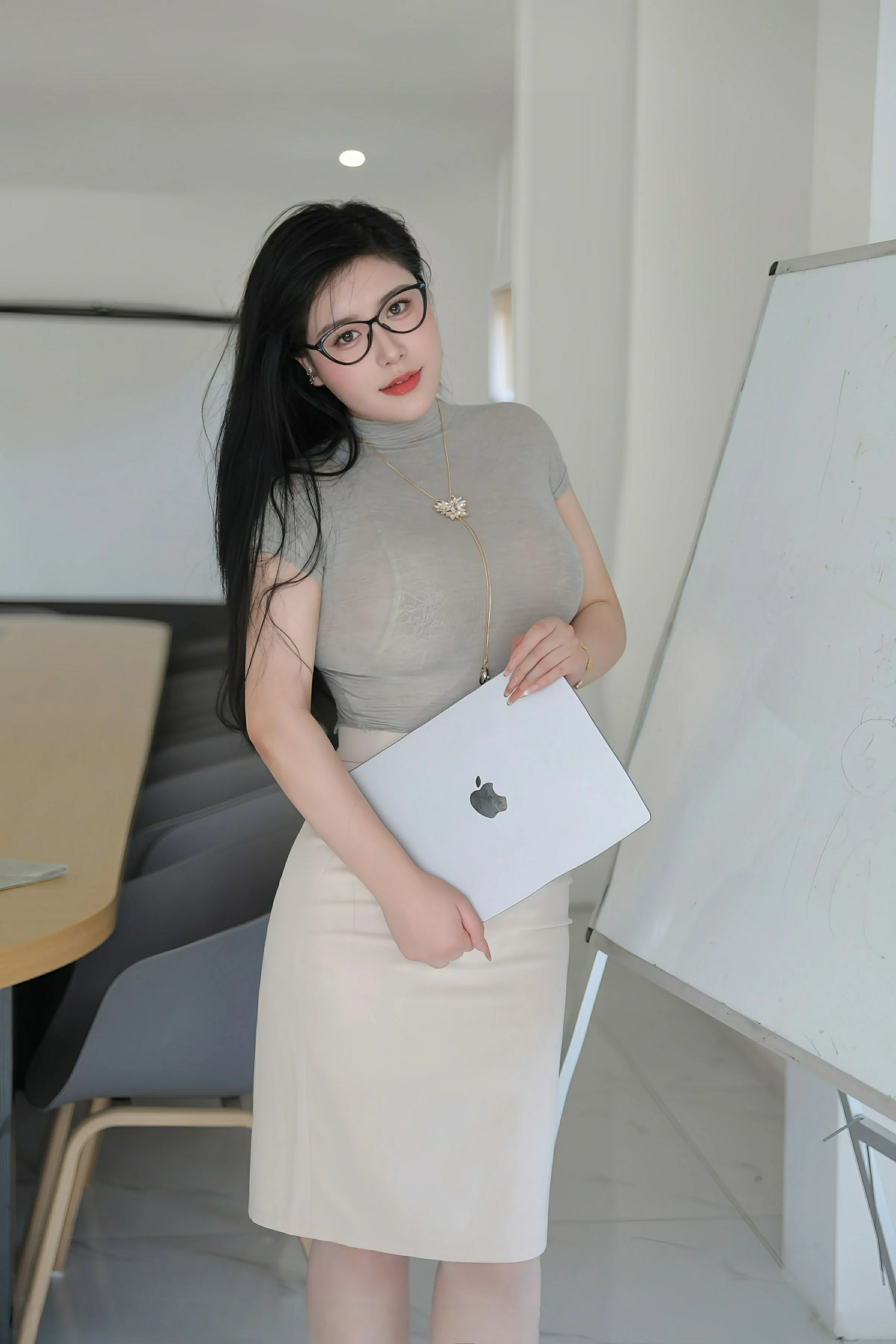 [XiuRen秀人网] 2025.07.01 No.10488 王婉悠Queen 灰色OL服饰 原色丝袜 性感写真 [80+1P]