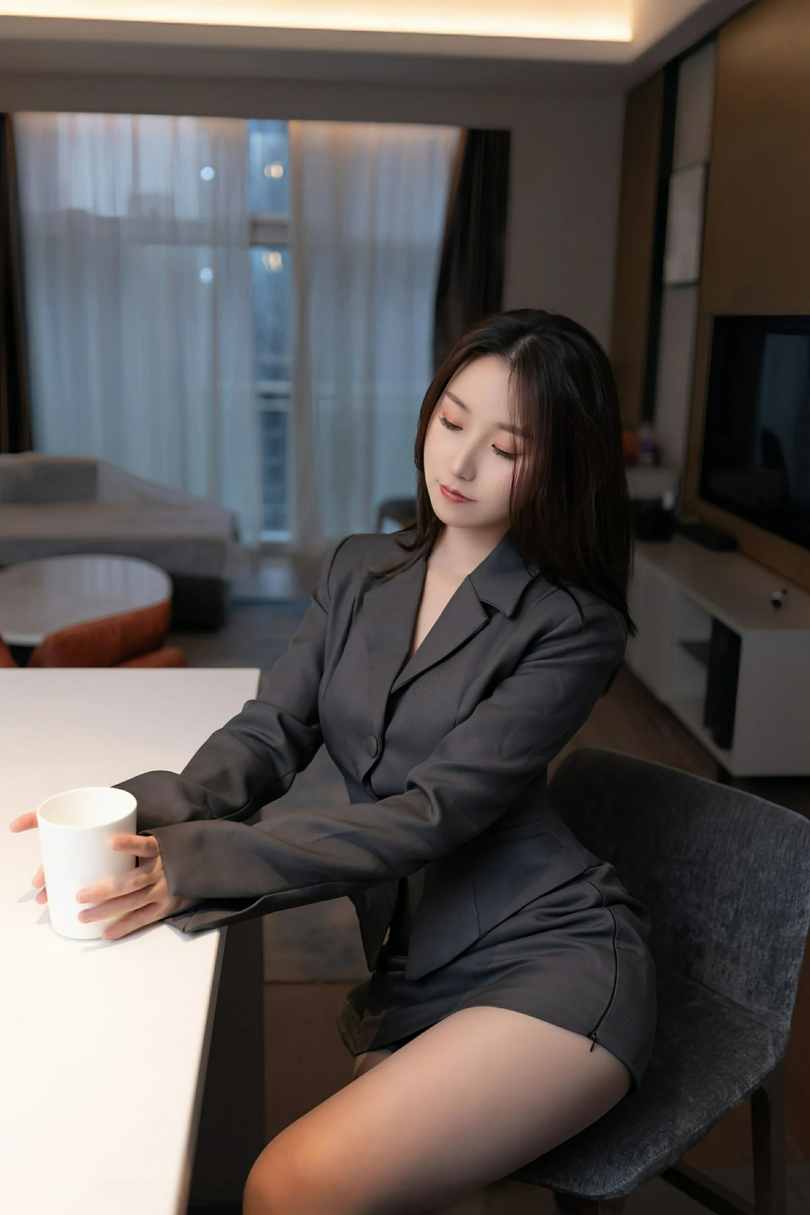 [XiuRen秀人网] 2025.07.02 No.10497 杏子Yada 黑色西服 灰色丝袜 性感写真 [83+1P]