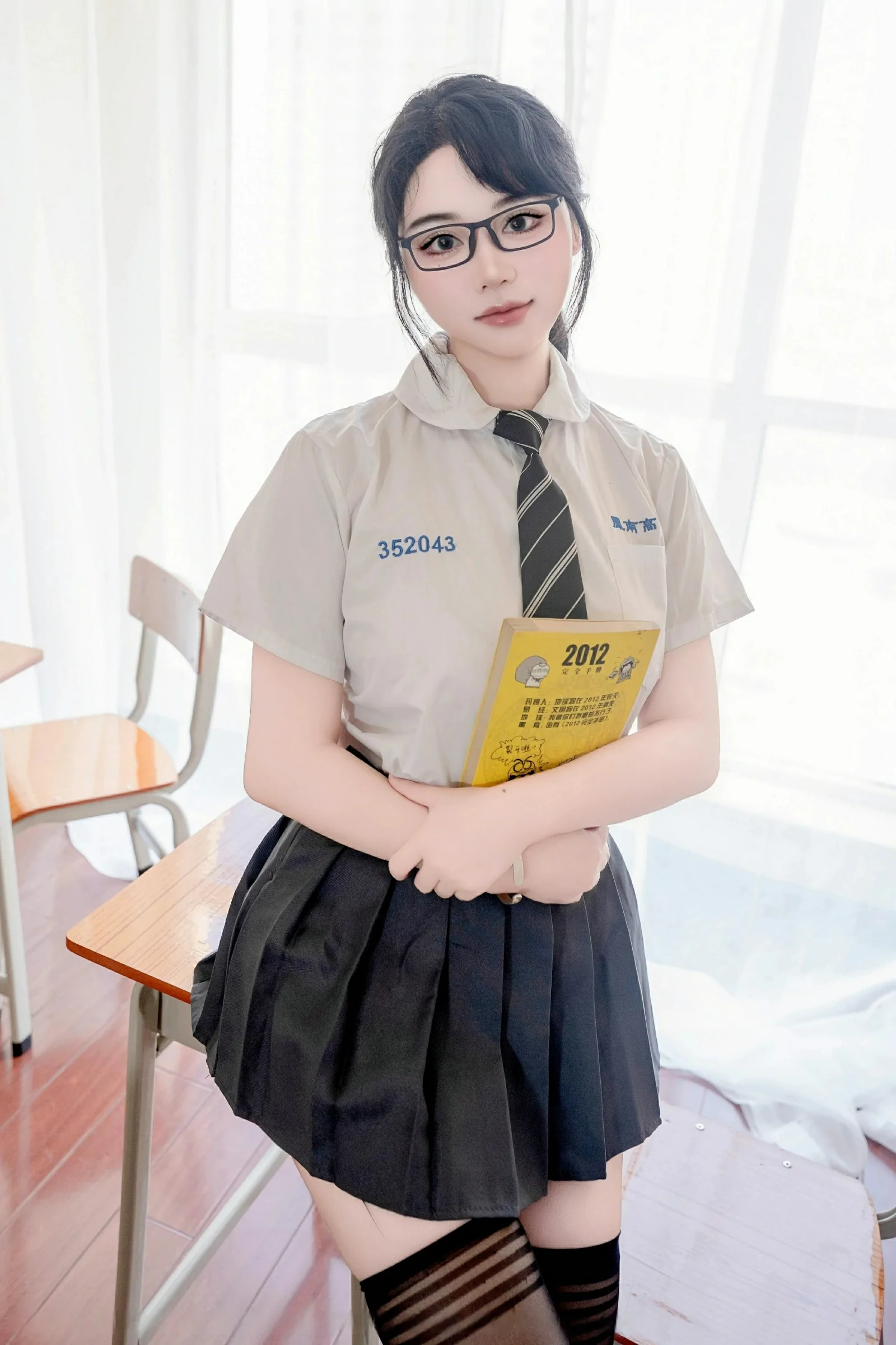 [XiuRen秀人网] 2025.07.10 No.10530 汐汐爱吃草莓 邻家女孩一般的大学在校生 性感写真 [85+1P]