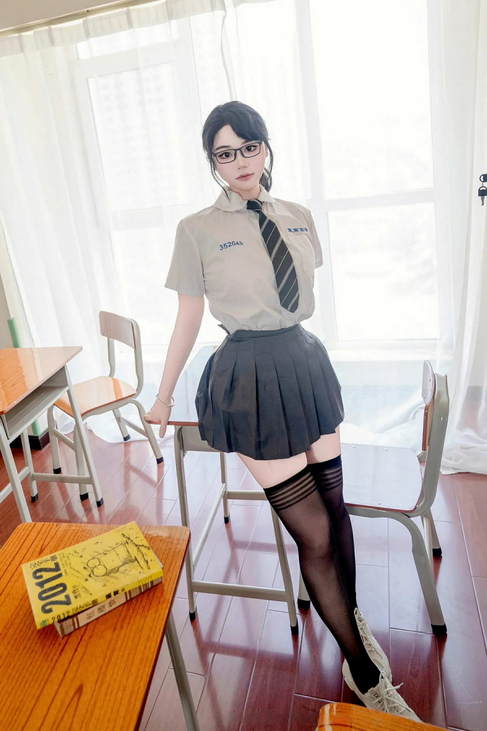 [XiuRen秀人网] 2025.07.10 No.10530 汐汐爱吃草莓 邻家女孩一般的大学在校生 性感写真 [85+1P]
