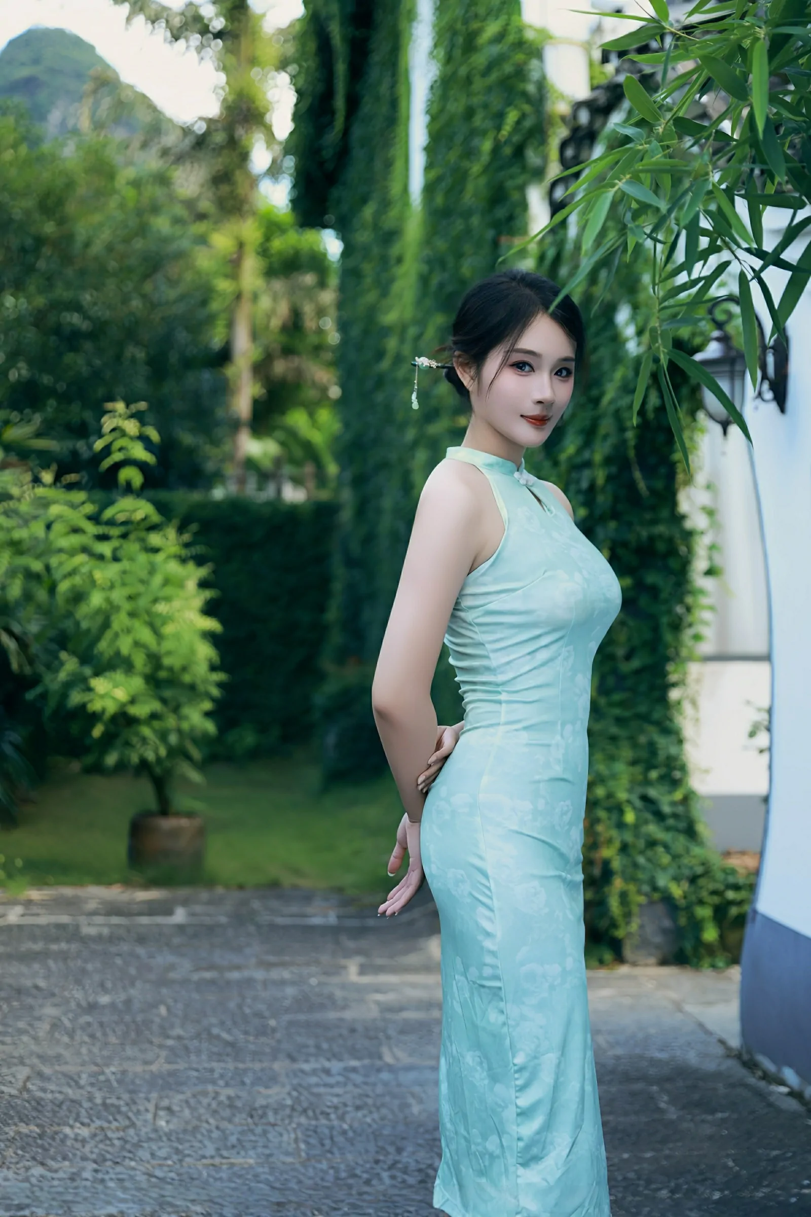 [XiuRen秀人网] 2025.07.11 No.10538 南乔 浅绿色旗袍 黑色内衣 性感写真 [84+1P]