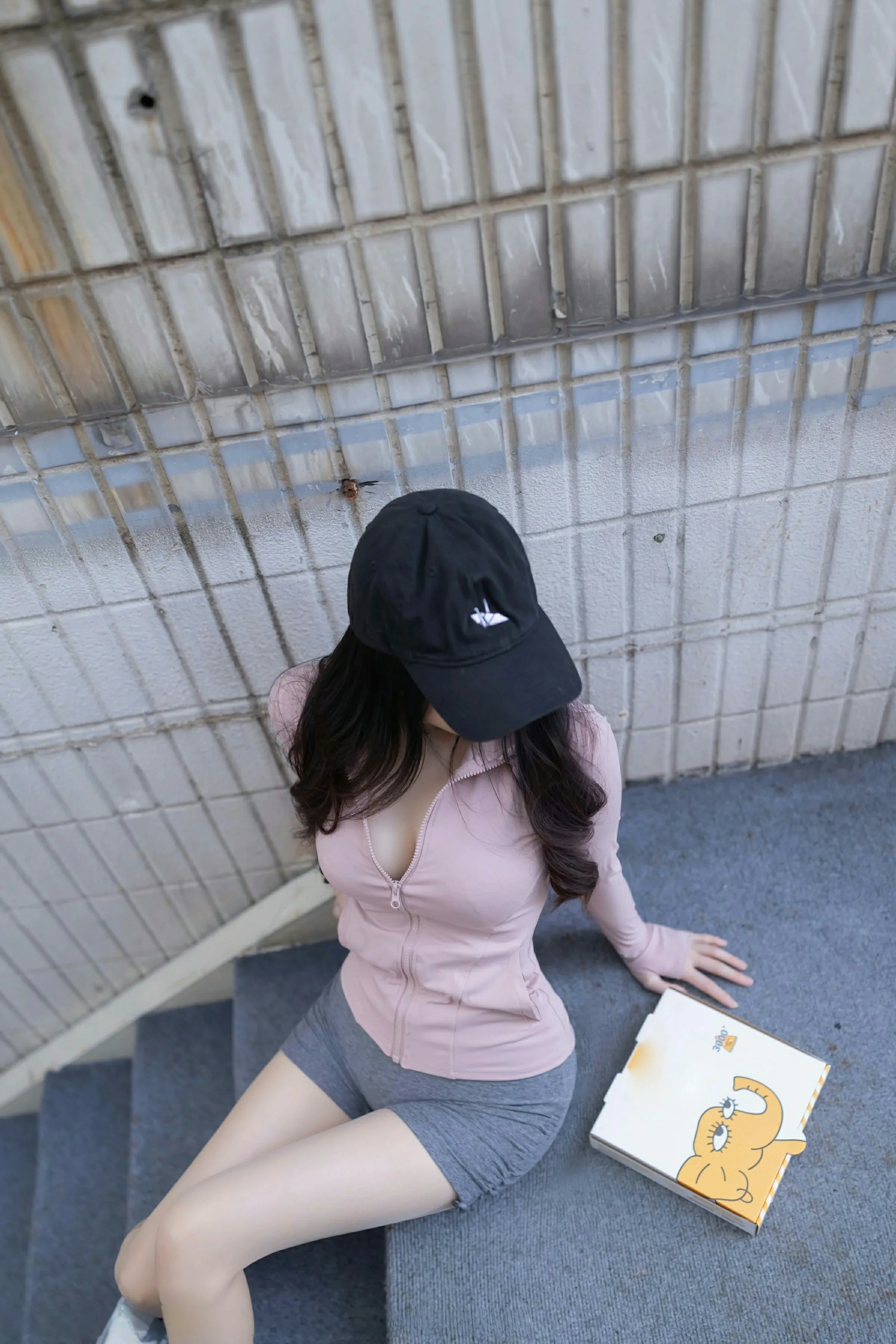 [XiuRen秀人网] 2025.07.11 No.10542 鱼子酱Fish 粉色上衣短裤 灰色内衣 性感写真 [80+1P]