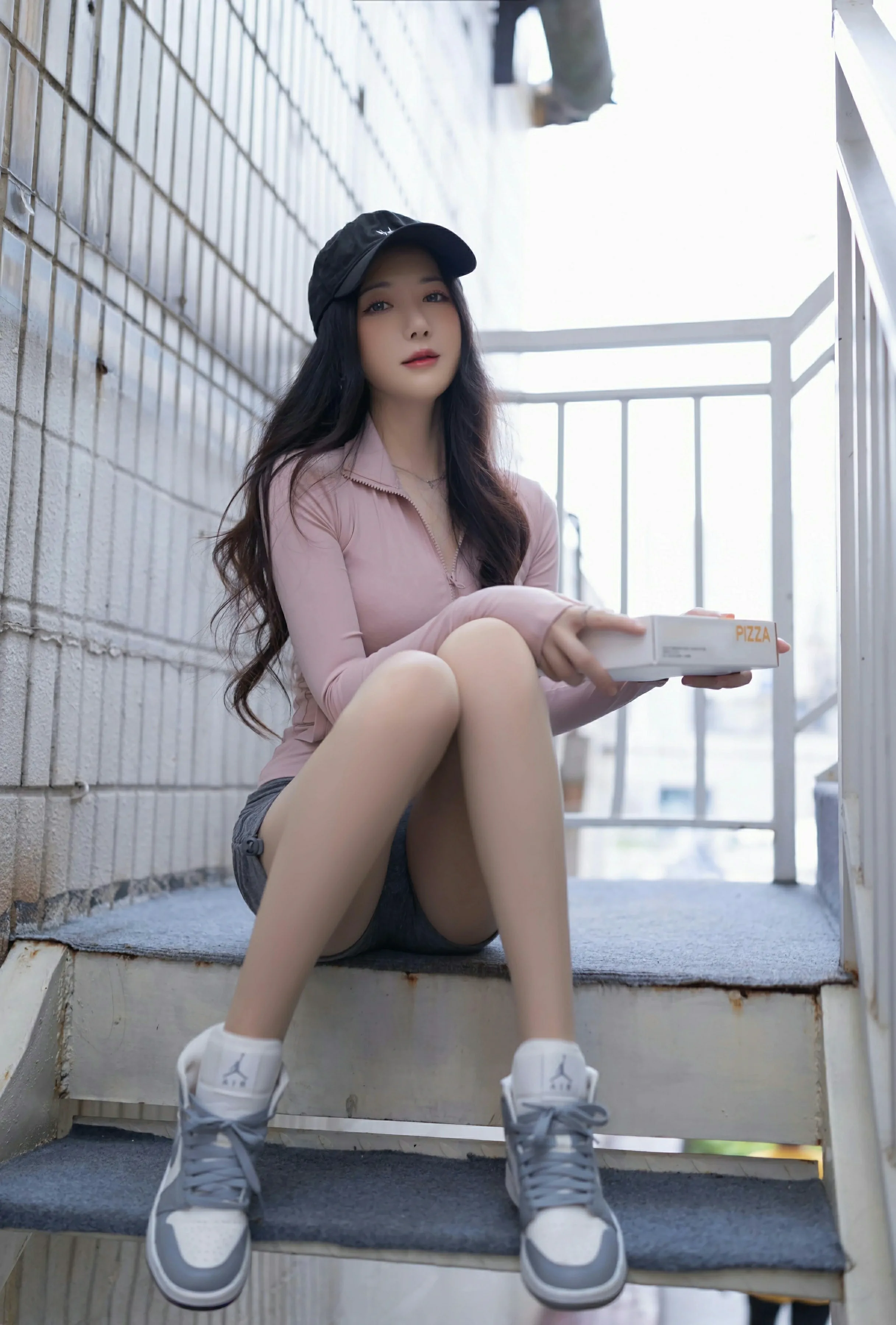 [XiuRen秀人网] 2025.07.11 No.10542 鱼子酱Fish 粉色上衣短裤 灰色内衣 性感写真 [80+1P]
