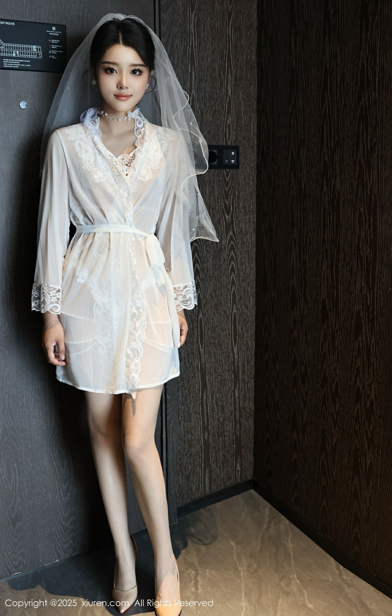 [XiuRen秀人网] 2025.07.18 No.10559 糯梨子 新人首套写真 性感白色婚纱 白色丝袜 [70+1P]