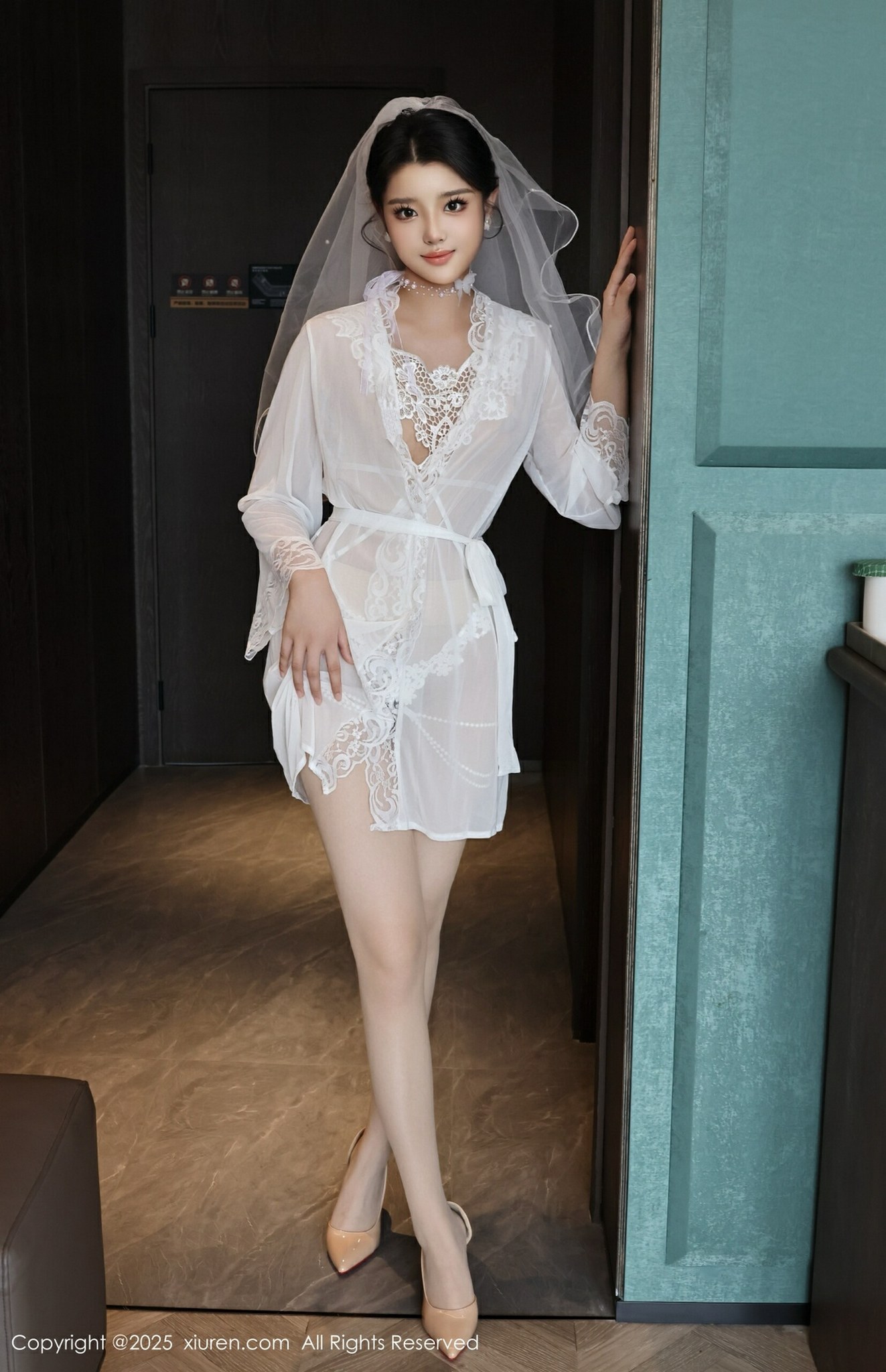 [XiuRen秀人网] 2025.07.18 No.10559 糯梨子 新人首套写真 性感白色婚纱 白色丝袜 [70+1P]