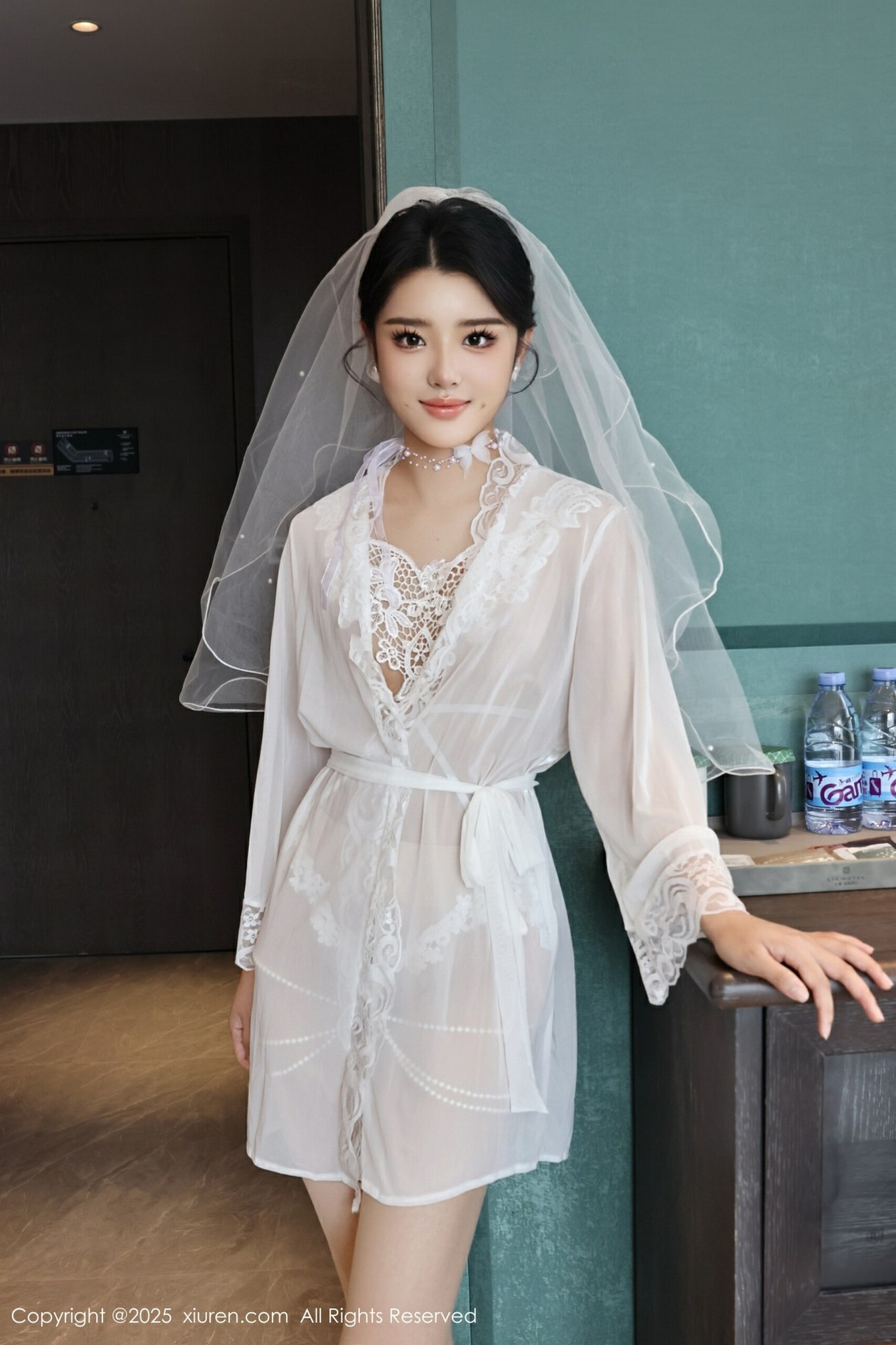 [XiuRen秀人网] 2025.07.18 No.10559 糯梨子 新人首套写真 性感白色婚纱 白色丝袜 [70+1P]