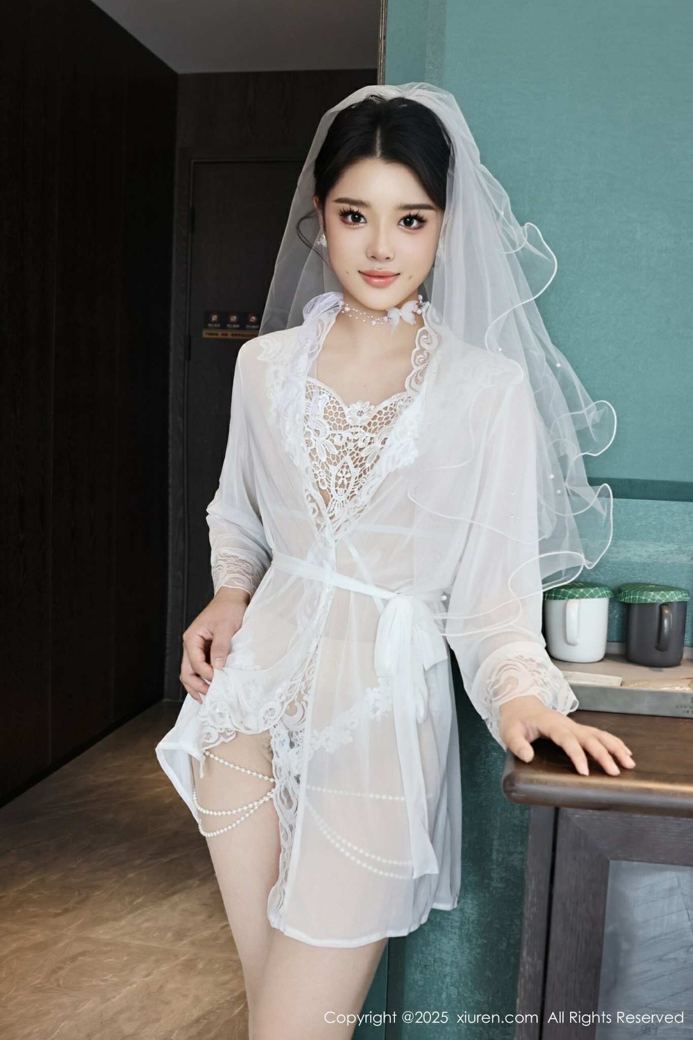 [XiuRen秀人网] 2025.07.18 No.10559 糯梨子 新人首套写真 性感白色婚纱 白色丝袜 [70+1P]