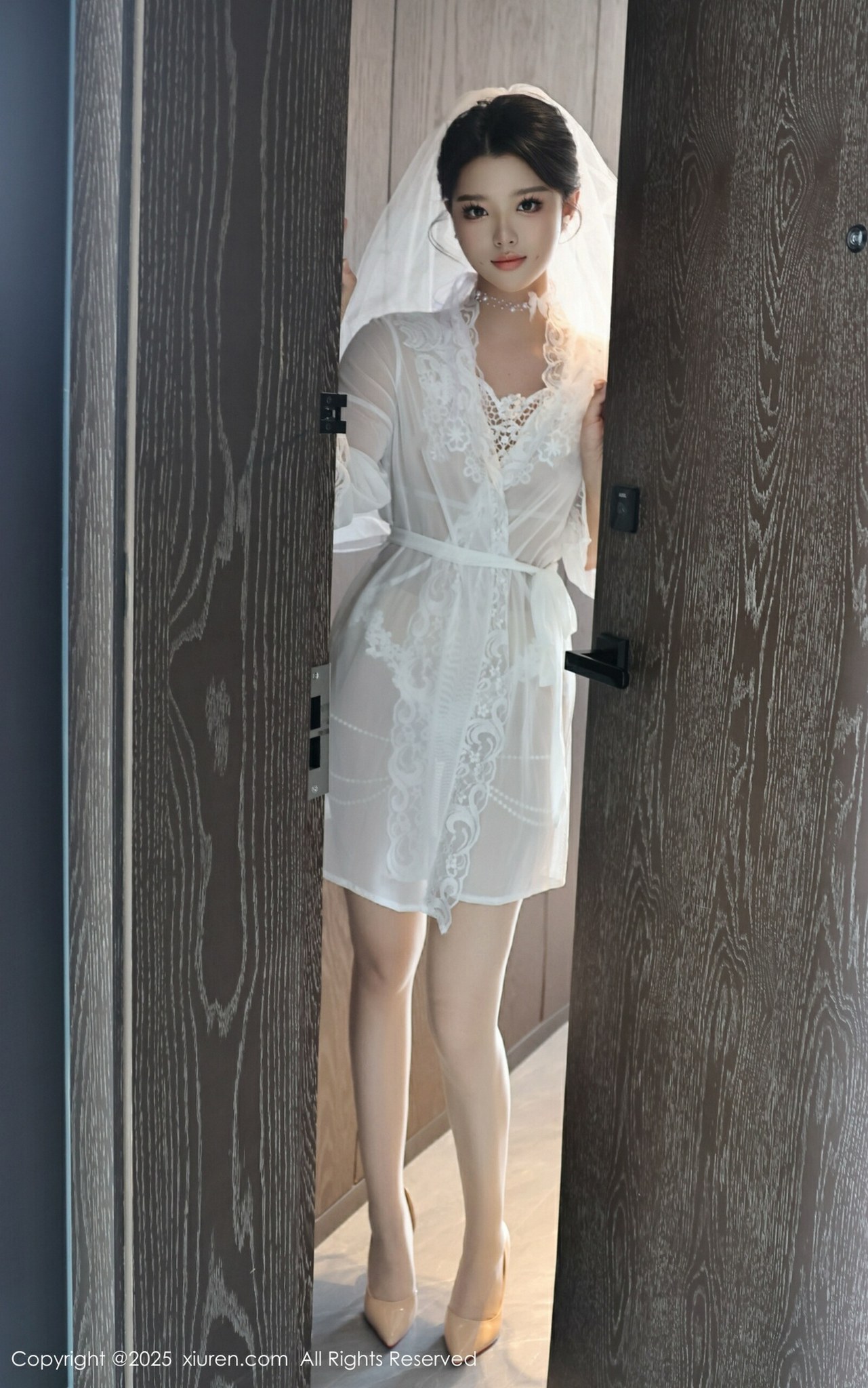 [XiuRen秀人网] 2025.07.18 No.10559 糯梨子 新人首套写真 性感白色婚纱 白色丝袜 [70+1P]