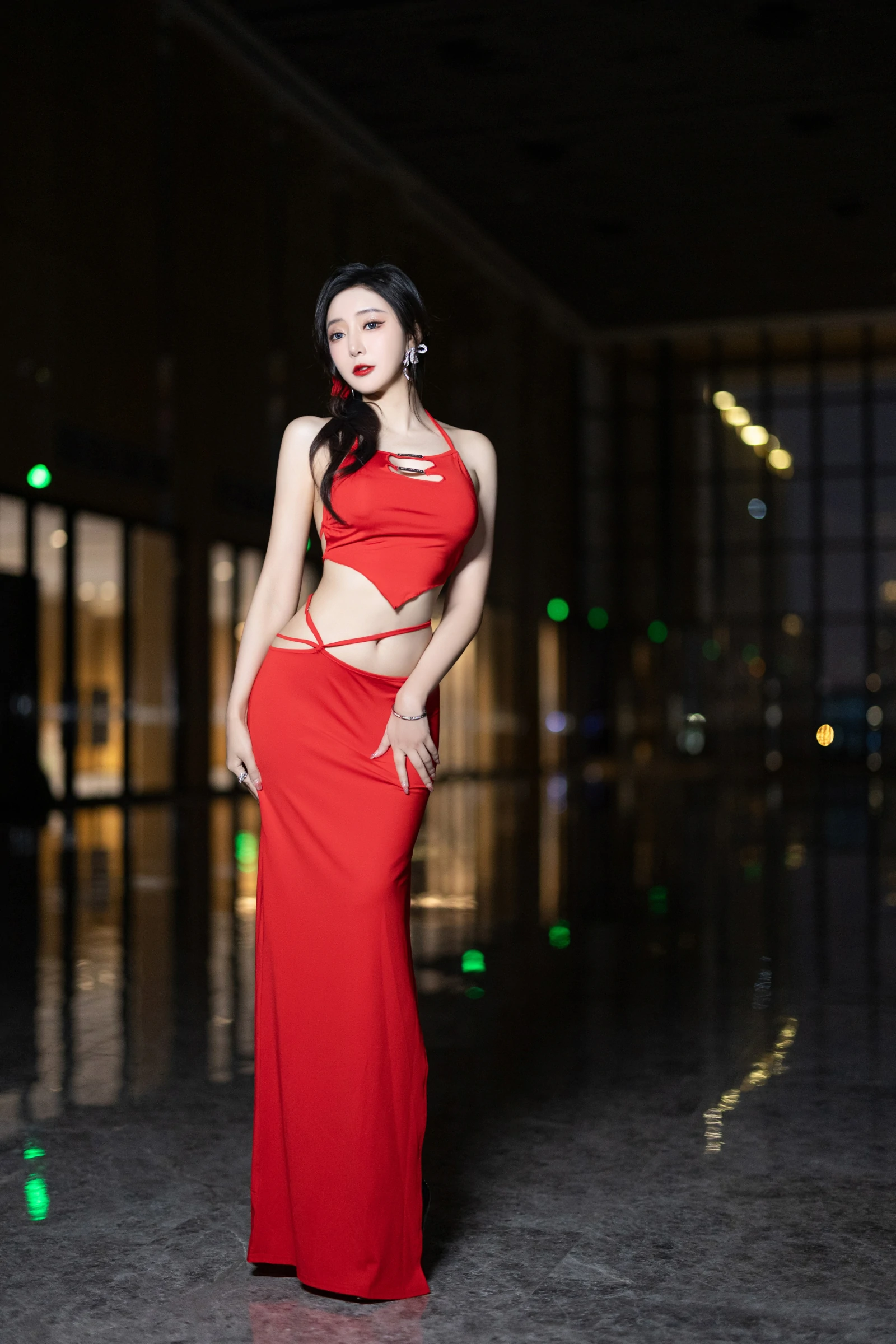 [秀人内购] 王馨瑶Yanni 诱人私拍福利 红色裙子 毛毛情趣