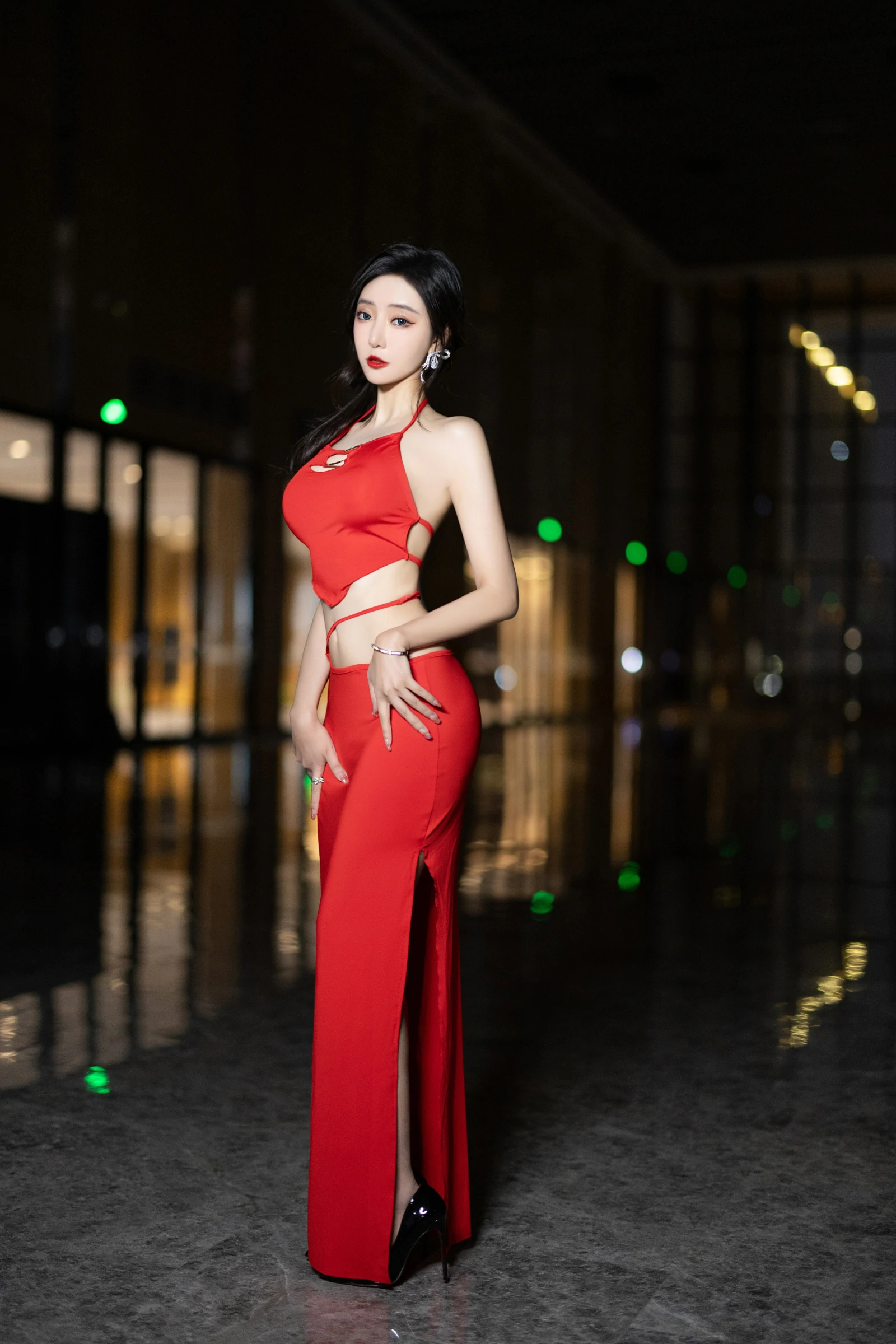 [秀人内购] 王馨瑶Yanni 诱人私拍福利 红色裙子 毛毛情趣