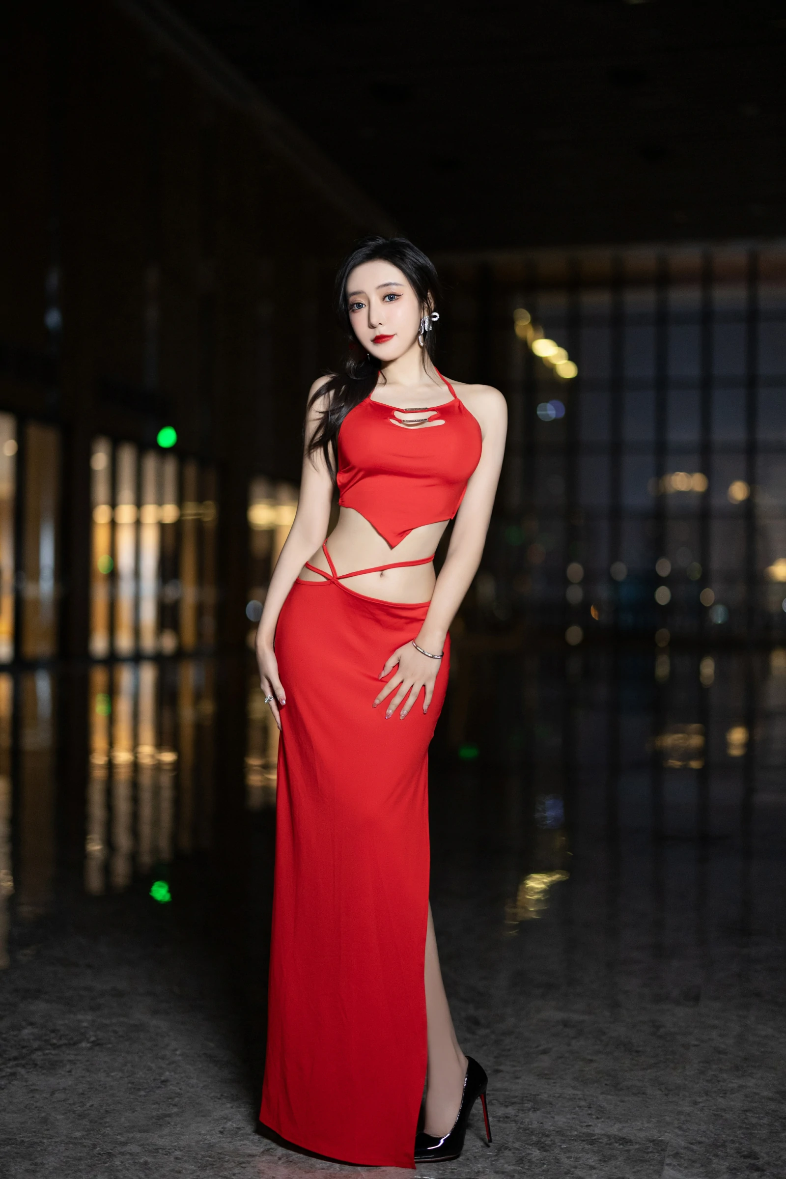 [秀人内购] 王馨瑶Yanni 诱人私拍福利 红色裙子 毛毛情趣