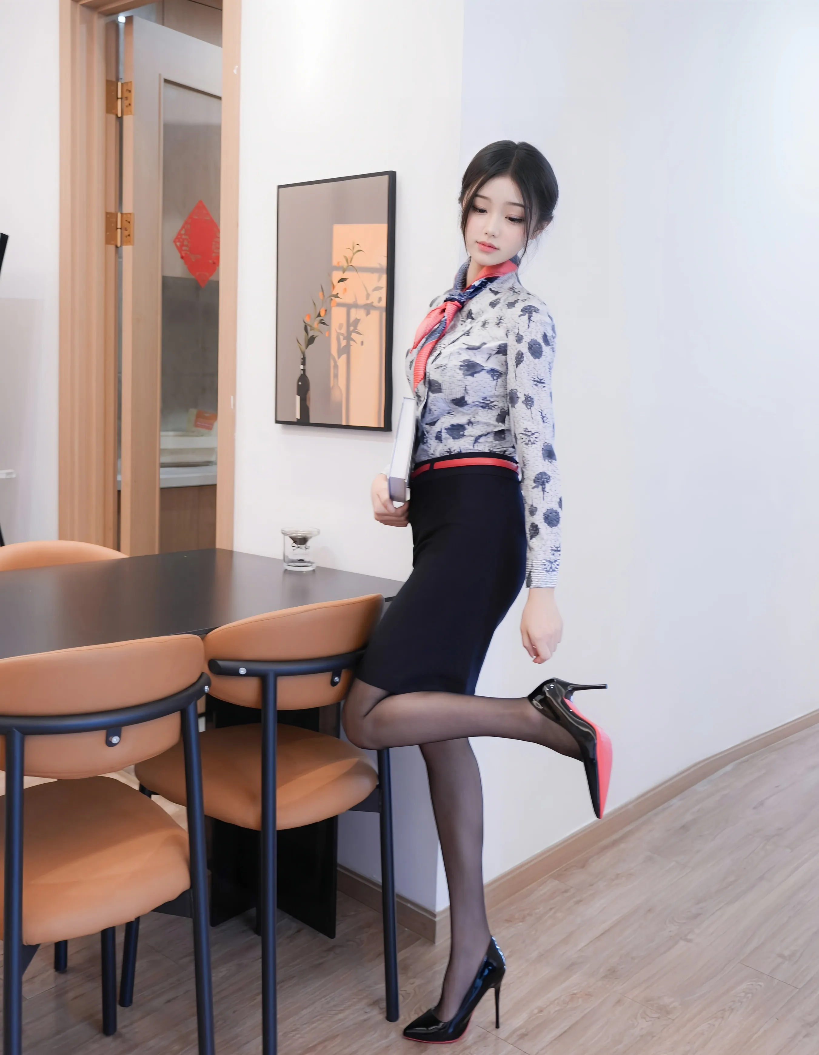 [XiuRen秀人网] 2025.07.24 No.10579 琉璃ww 空姐制服诱惑 魅惑黑丝 性感写真 [79+1P]