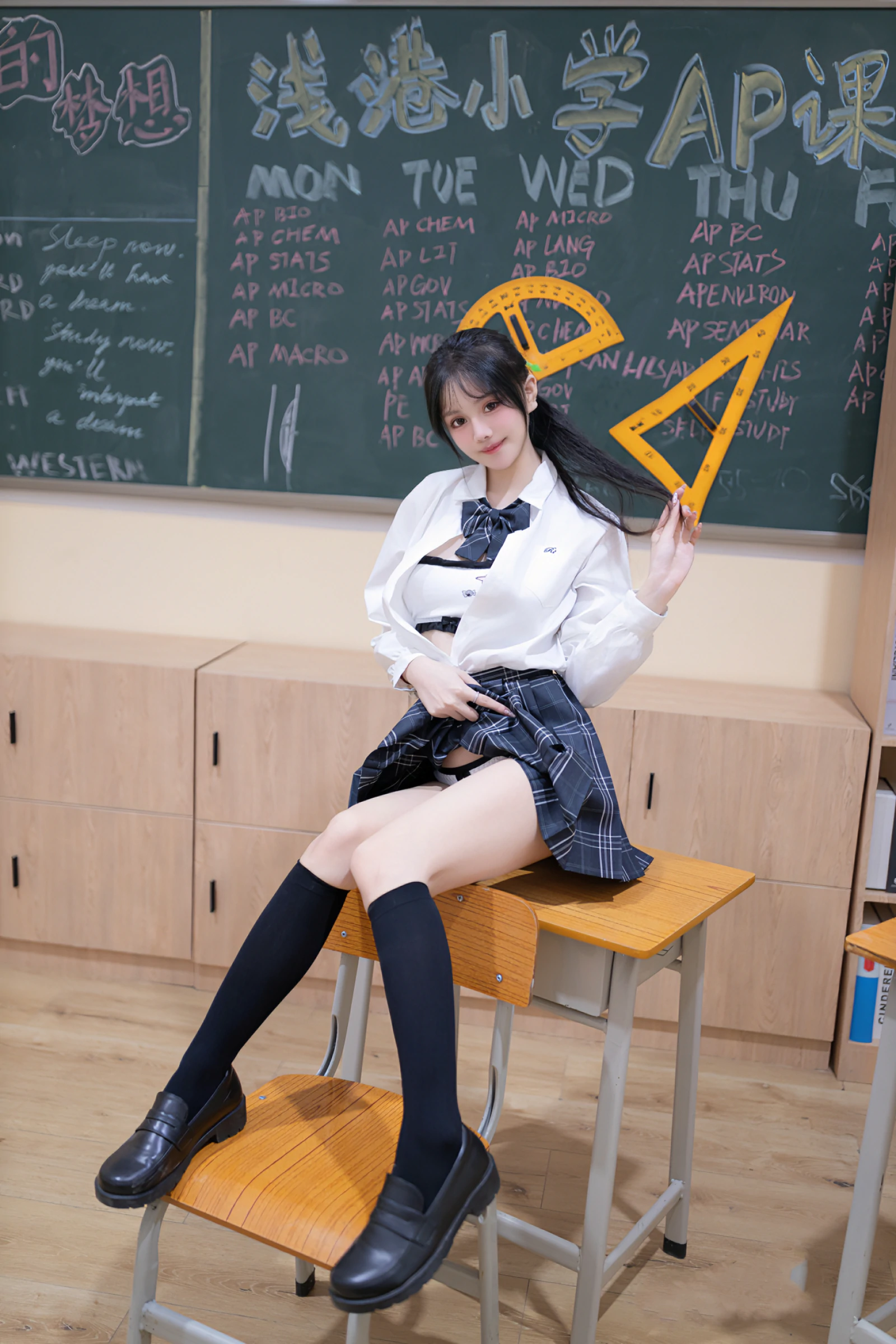 [秀人内购] 幼幼 诱人私拍福利 教室调教